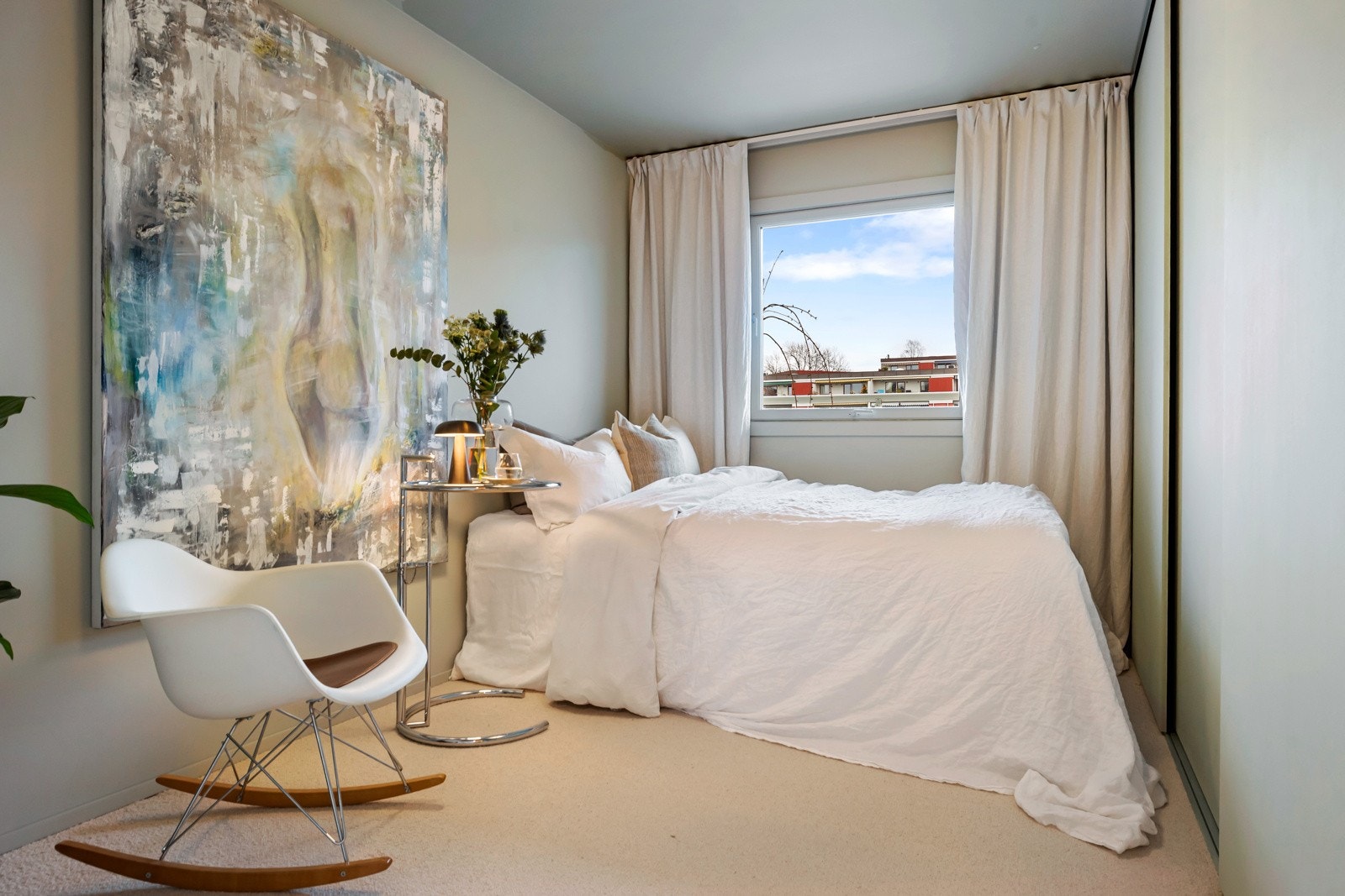 Soverom nr. 2 har god plass til seng og hjemmekontor, utstyrt med svært romslig skyvedørsgarderobe Galleribilde