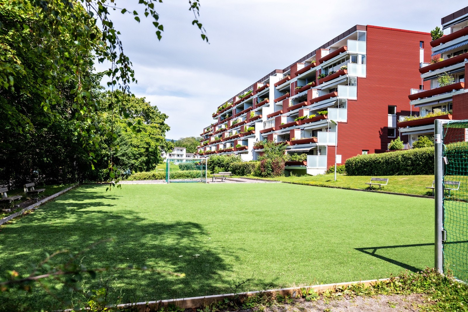 Med pent opparbeidede fellesarealer med sittegrupper, lekeplasser og felles sykkelparkering Galleribilde