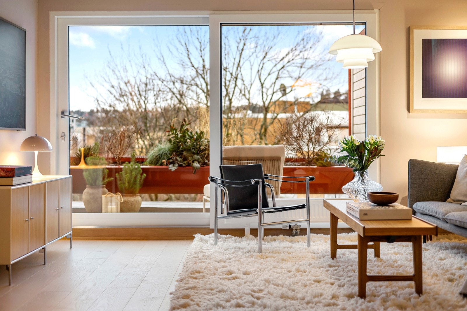 Store vindusflater slipper inn rikelig med naturlig lys samtidig som det gir en fin utsikt over nærområdet Galleribilde