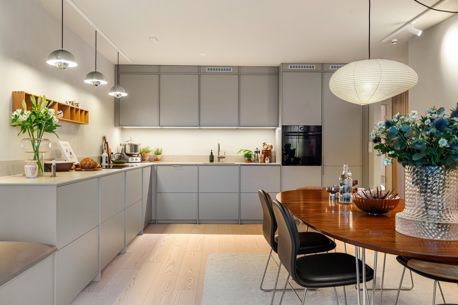 Integrerte hvitevarer inkluderer induksjonsplatetopp, stekeovn med smartstyring, oppvaskmaskin og kombinert kjøl- og fryseskap Galleribilde