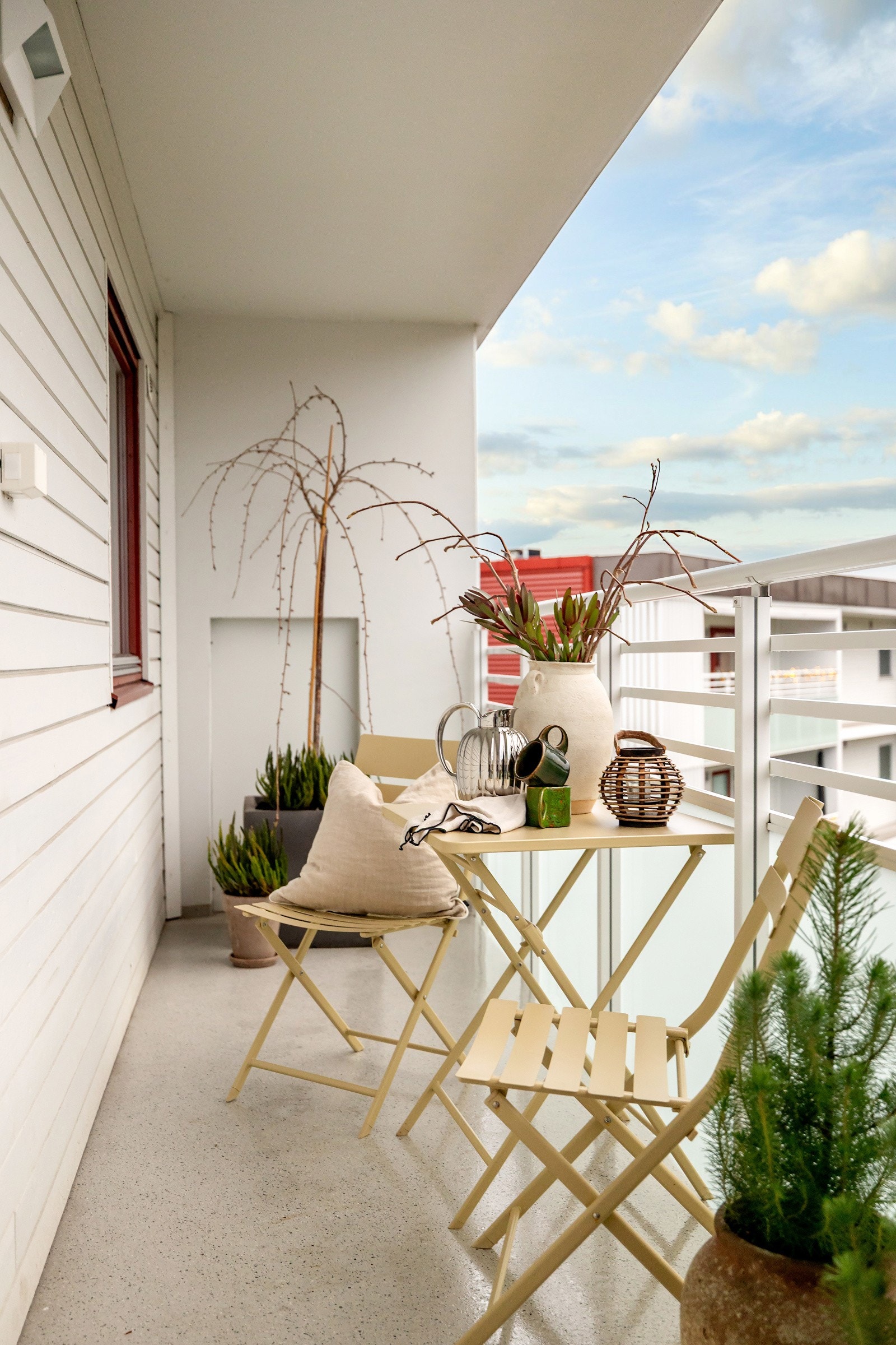 Balkongen gir en ekstra uteplass med gode bruks- og møbleringsmuligheter Galleribilde