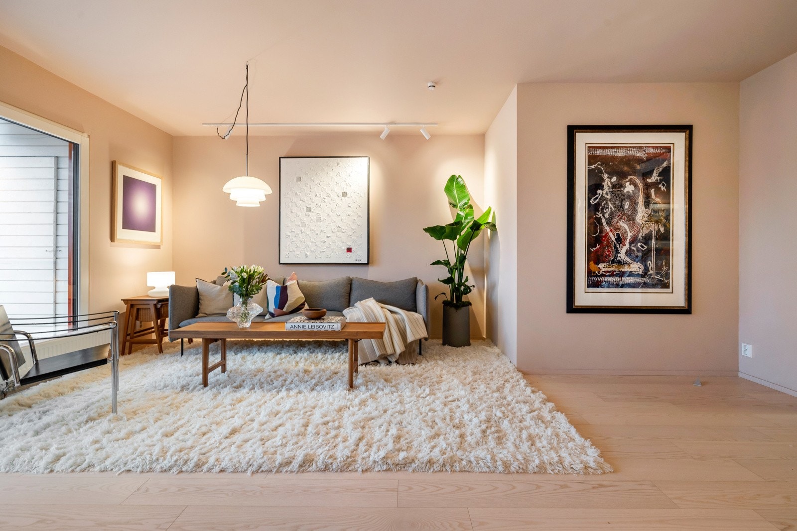 Nyere parkettgulv er gjennomgående, og i likhet med resten av leiligheten er tak og vegger sparklet og malt Galleribilde