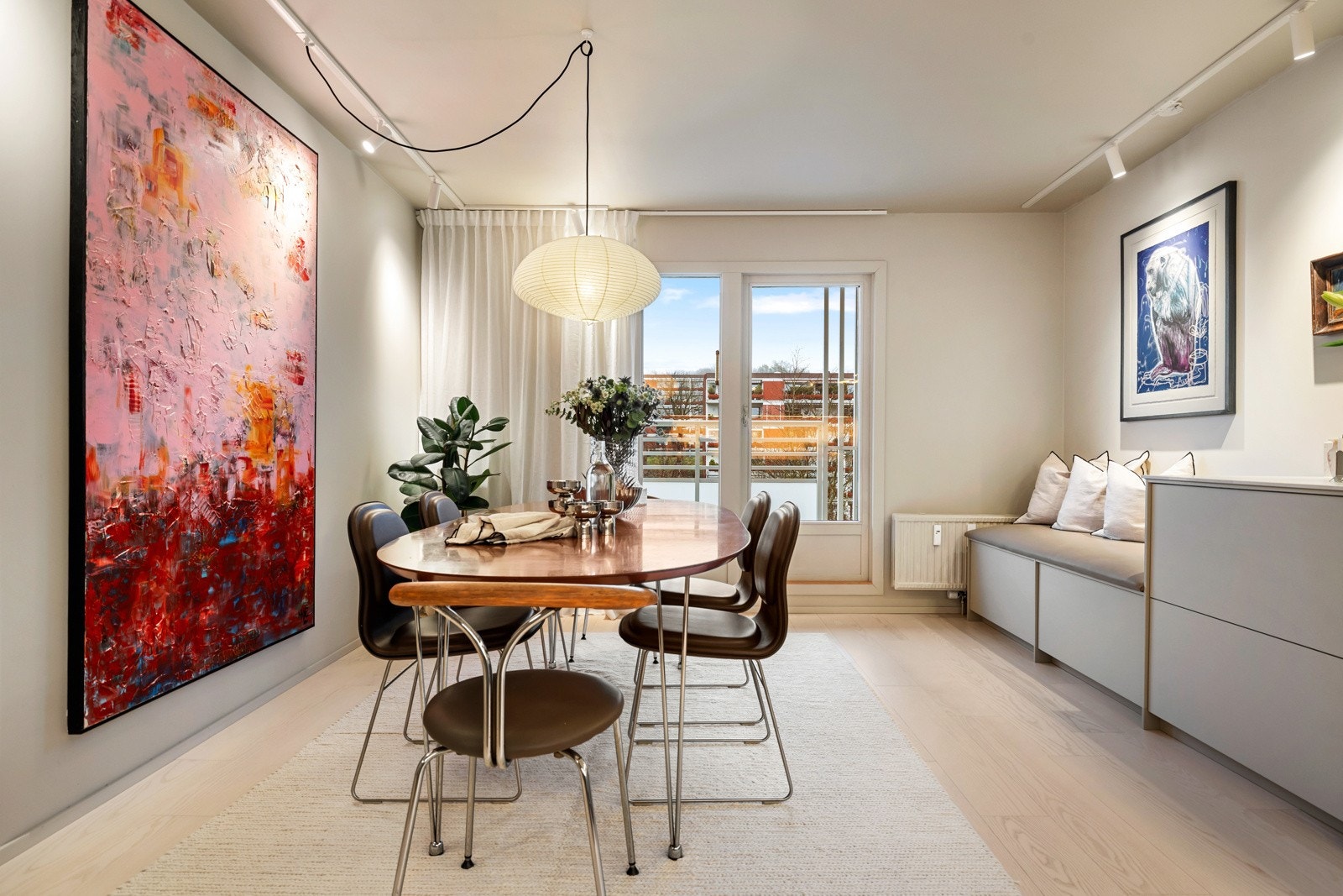 Det er god plass til stort spisebord i tilknytning til kjøkkenet Galleribilde