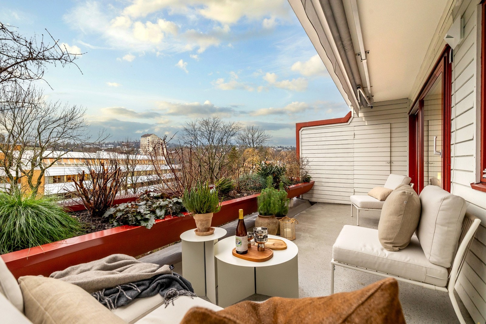 Terrassen er oppgradert med en bred automatisert markise, som gir gode bruksforhold gjennom hele dagen Galleribilde