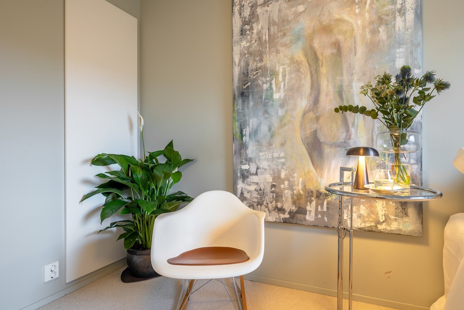 I tillegg er soverommet tilknyttet det praktiske garderoberommet mot entréen Galleribilde