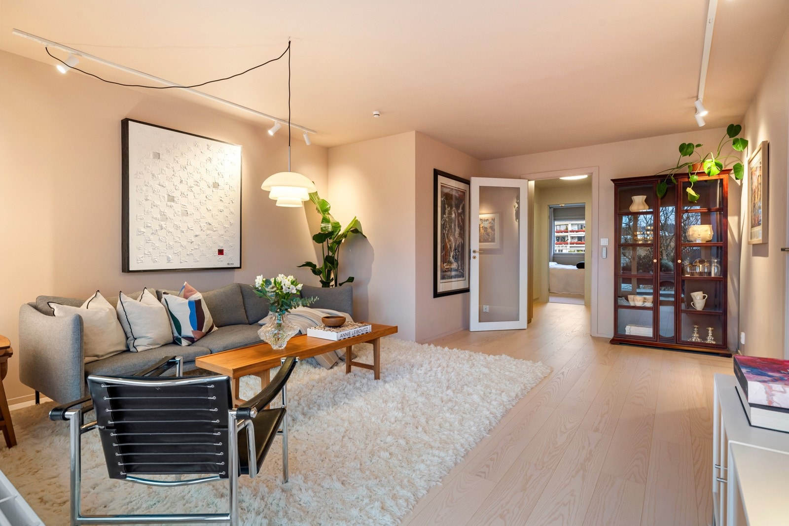 Leiligheten er totaloppusset i 2024-2025 hvor helheten fremstår gjennomført og tidsriktig med høy standard og smarte løsninger Galleribilde