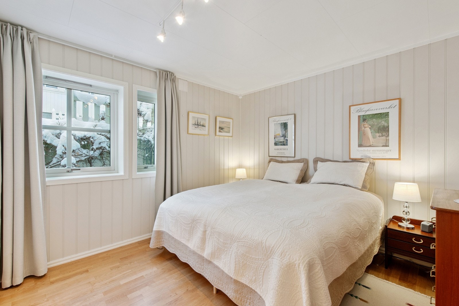 Soverom 1. Lyst og pent soverom med parkettgulv. Galleribilde