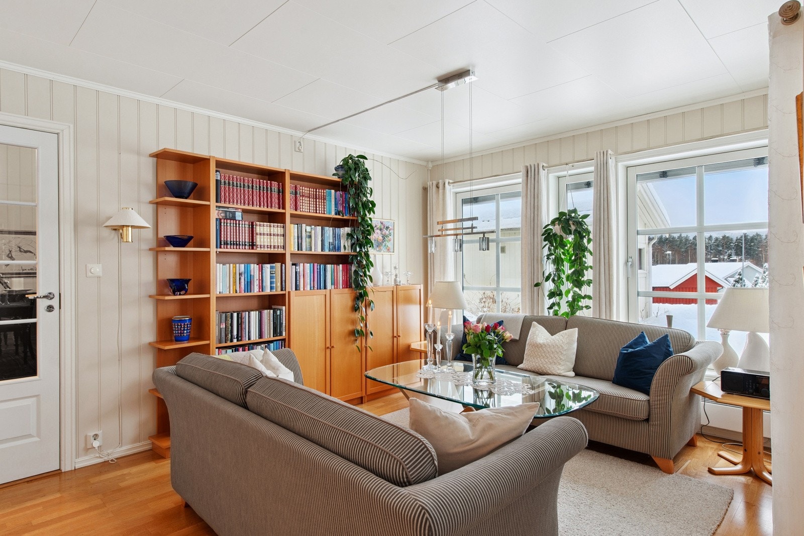 Stuen har plass til sofagruppe og har godt med lysinnslipp. Galleribilde