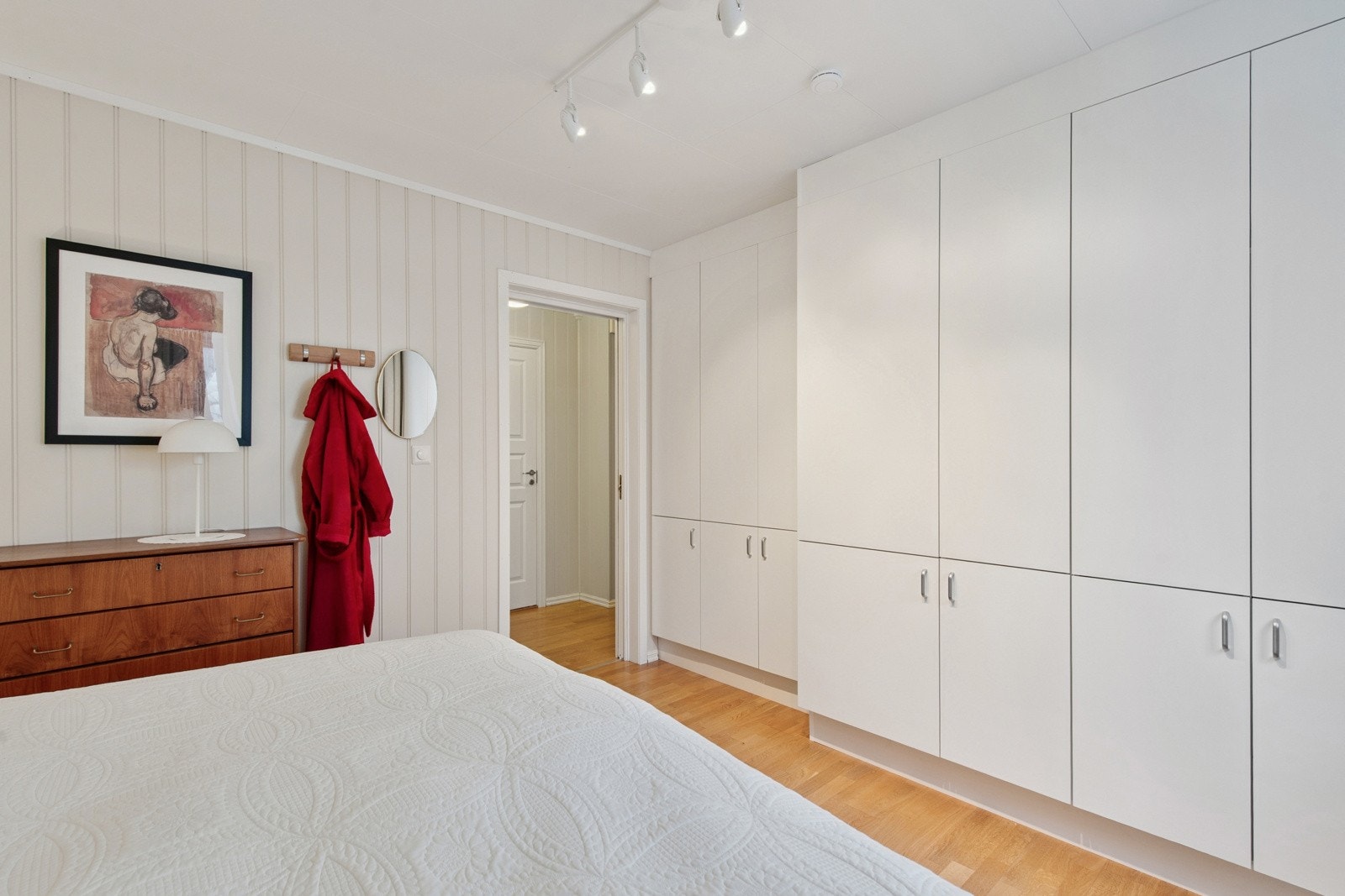 Soverommet har rikelig med plass til klesoppbevaring. Galleribilde