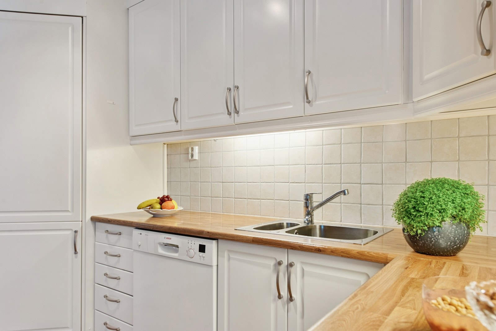 Utlasgasvask i stål med to kummer og plass til frittstående oppvaskmaskin. Galleribilde