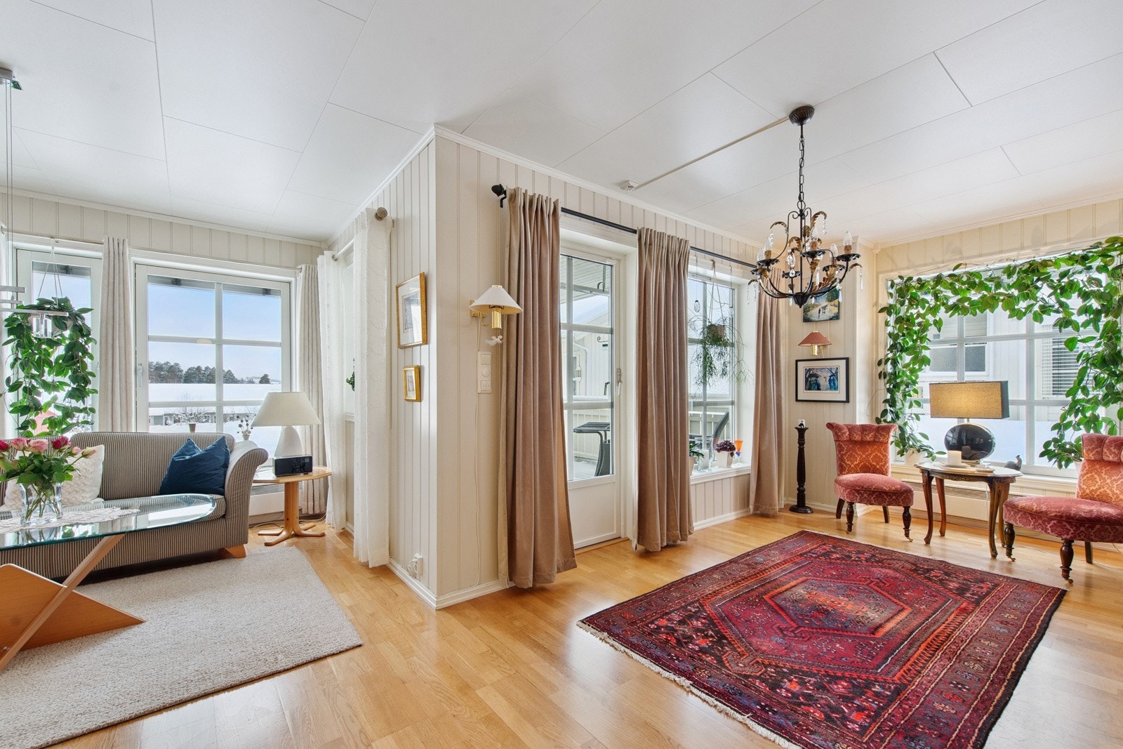 Fra stuen er det utgang til sør-vestvendt overbygget terasse og uteområde med flott utsikt. Galleribilde