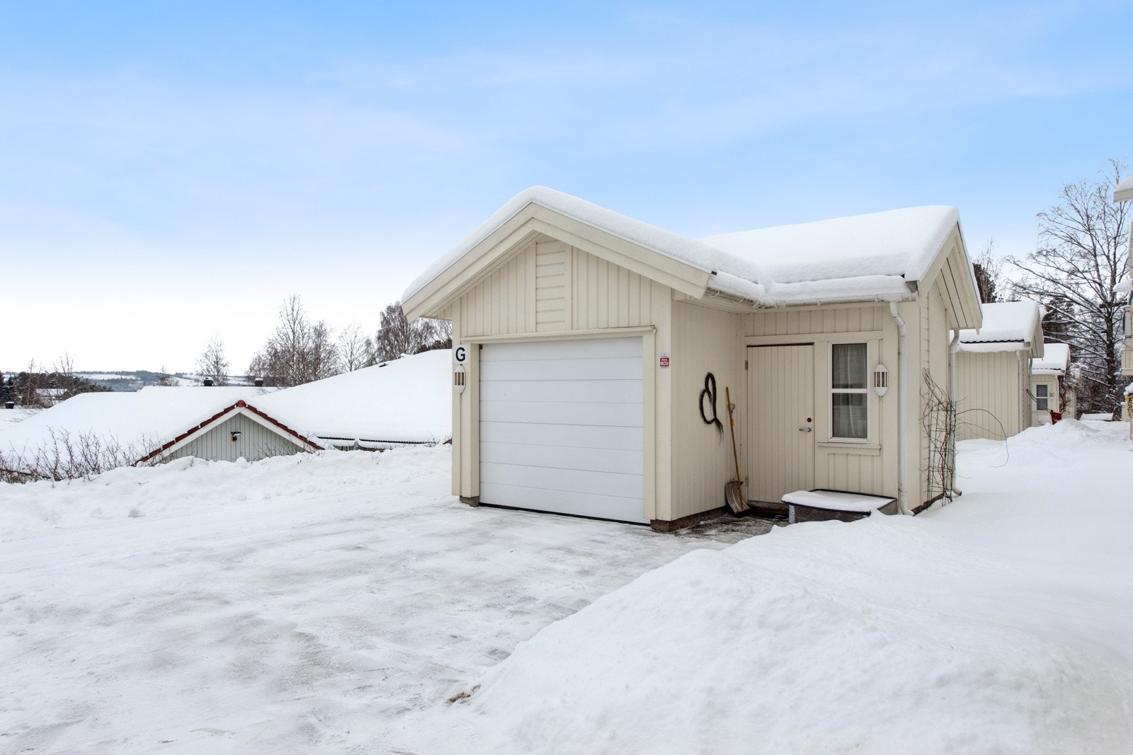 Garasje med automatisk portåpner og isolert bod. Galleribilde