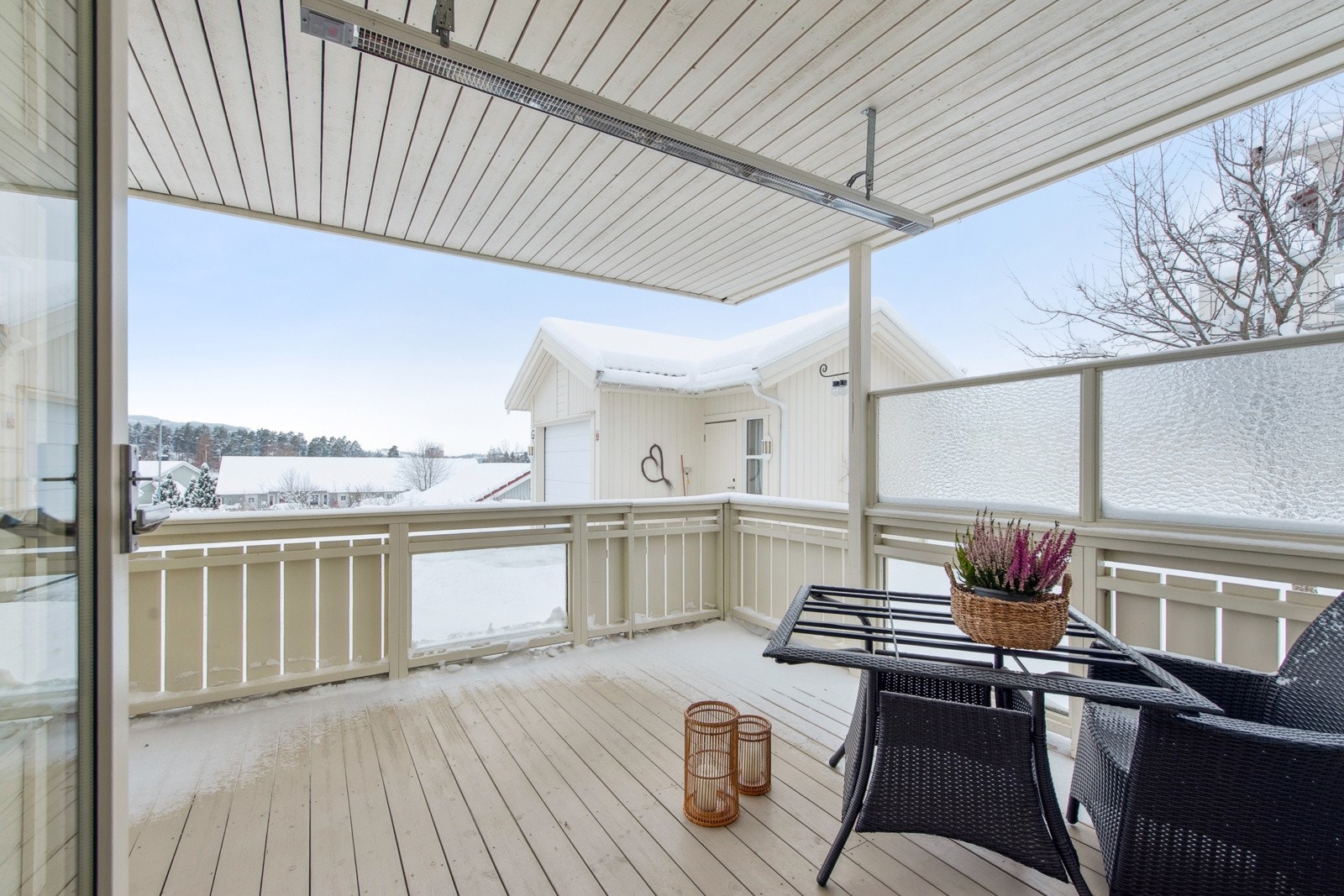 På terassen er det montert både varmelampe og port for direkte utgang til hagen Galleribilde