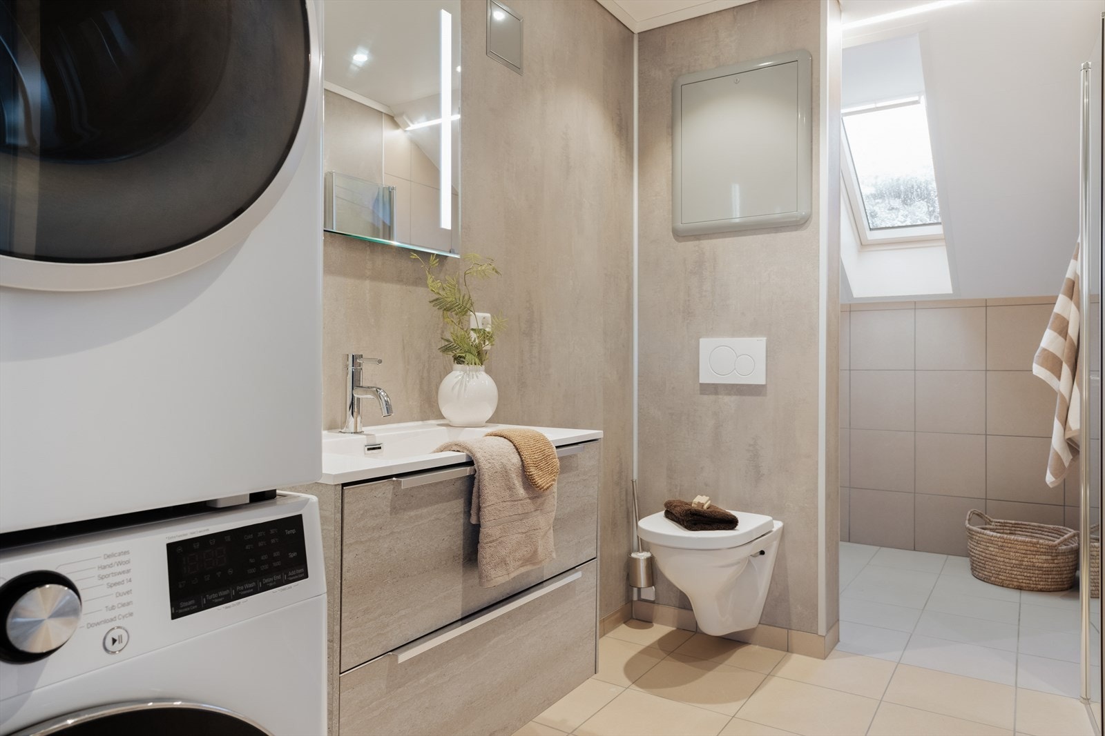 Badet ble pusset opp i 2019 og inneholder vegghengt toalett, helstøpt servant, skuffer under servant med slette fronter og dusjdører i klart glass Galleribilde