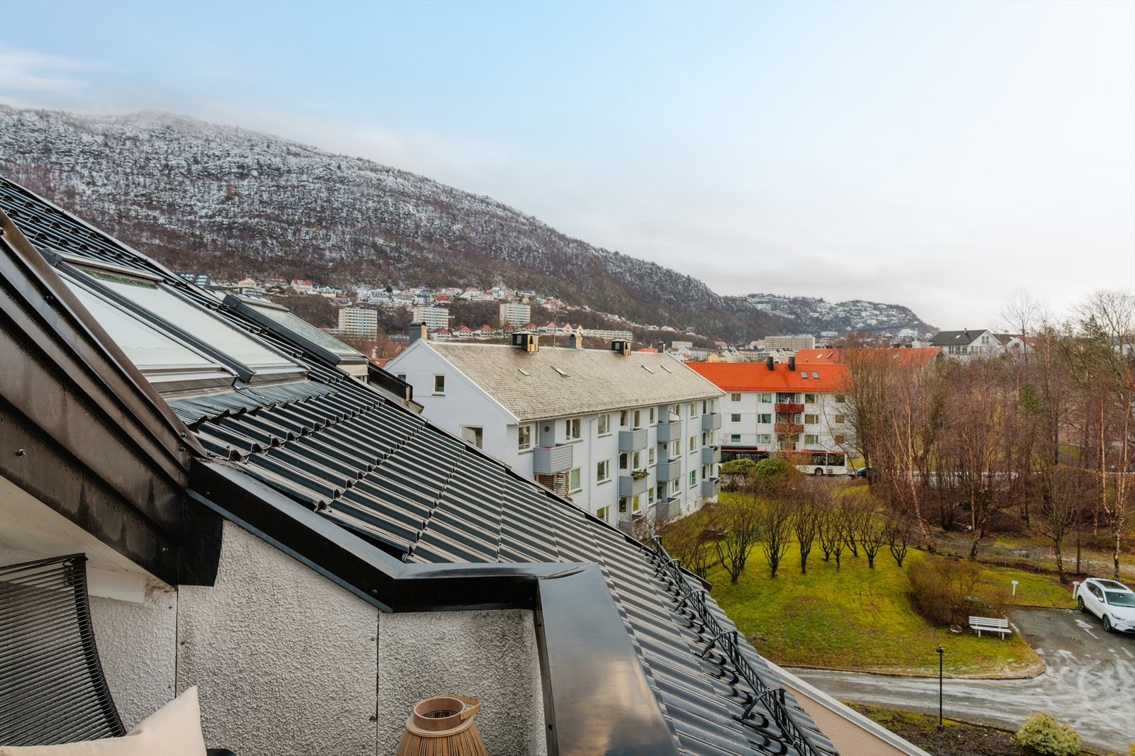 Fra balkongen kan man nyte gode solforhold og fin utsikt Galleribilde