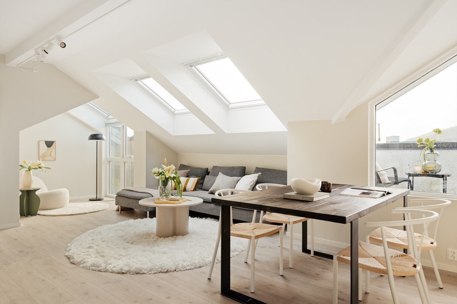 Leiligheten har en delvis åpen stue- og kjøkkenløsning som gir maksimal utnyttelse av arealet, samtidig som kjøkkenet er skjermet Galleribilde