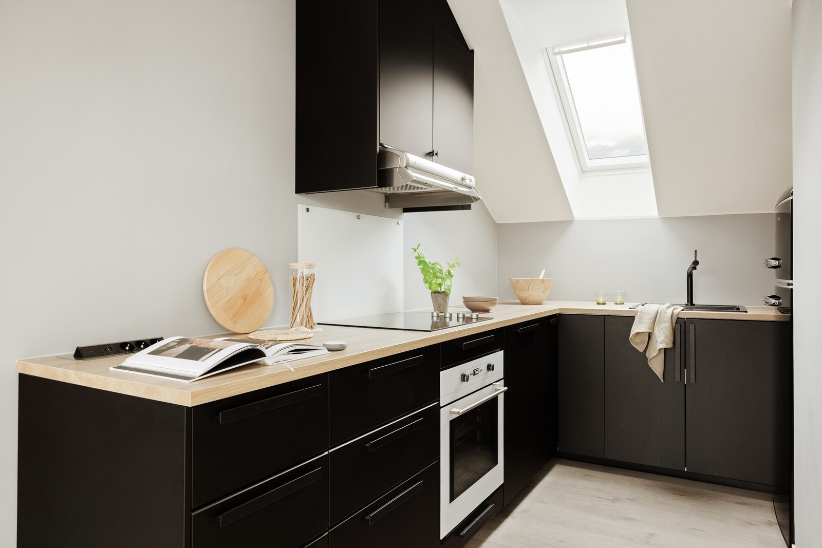 Kjøkkenet er fra 2019 og har innredning med slette fronter og laminatbenkeplate Galleribilde