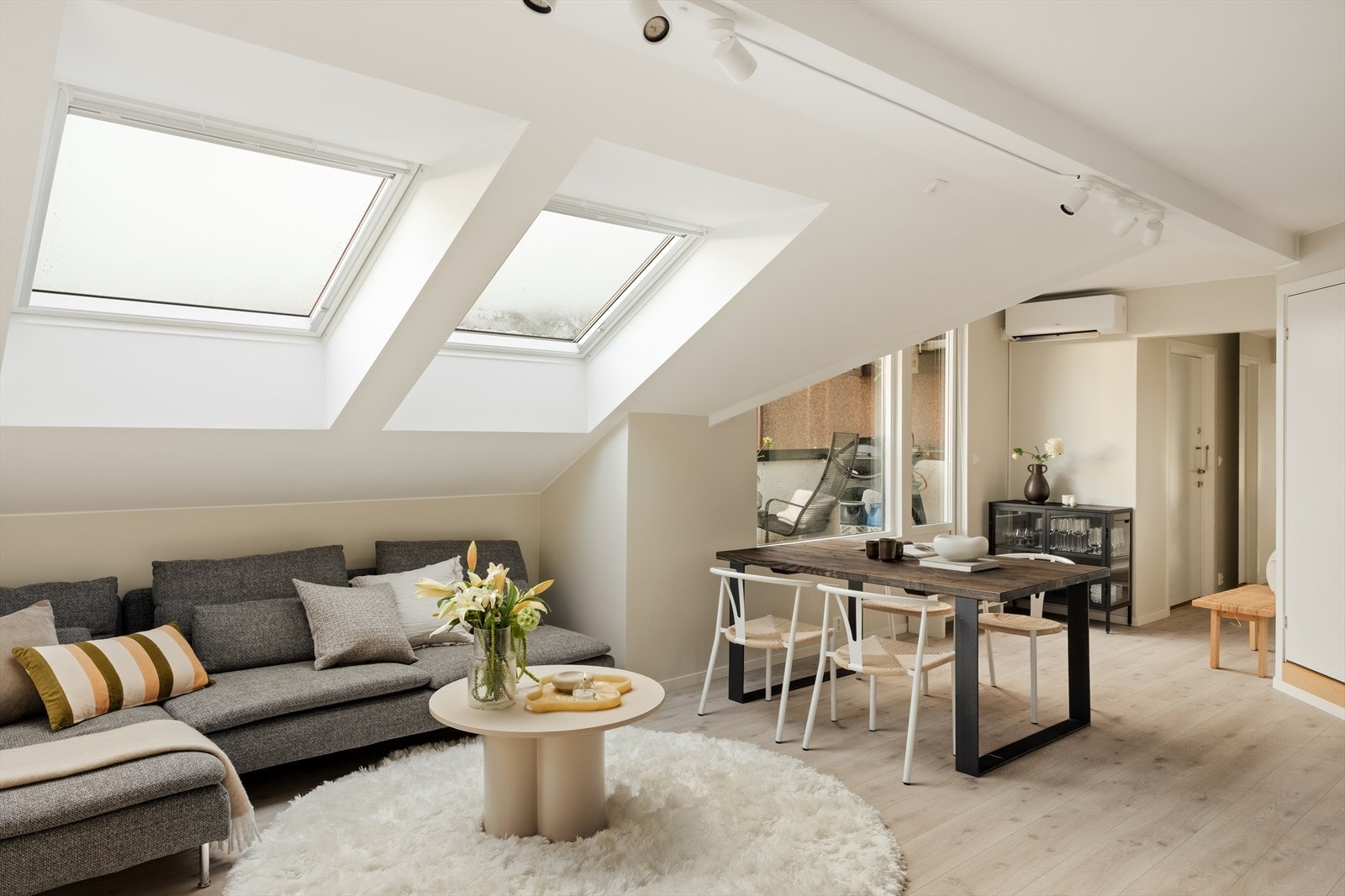 Oppgraderinger inkluderer bl.a. oppussing av bad, nytt rør-i-rør-system, ny kjøkkeninnredning, nye laminatgulv og malte veggflater Galleribilde