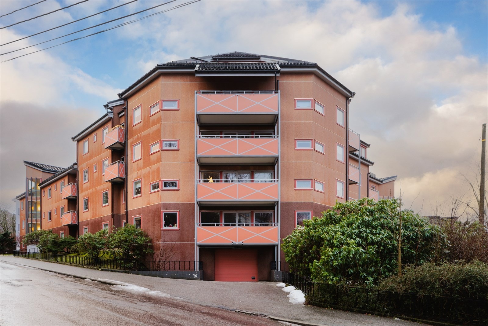 Dagligvarebutikken KIWI Birkeveien ligger kun ca. 2-3 minutters gange fra boligen. I tillegg finnes flere dagligvarebutikker som Rema 1000 og Bunnpris i Landås-/Slettebakken-området, ca. 5-10 minutters gange unna. Galleribilde