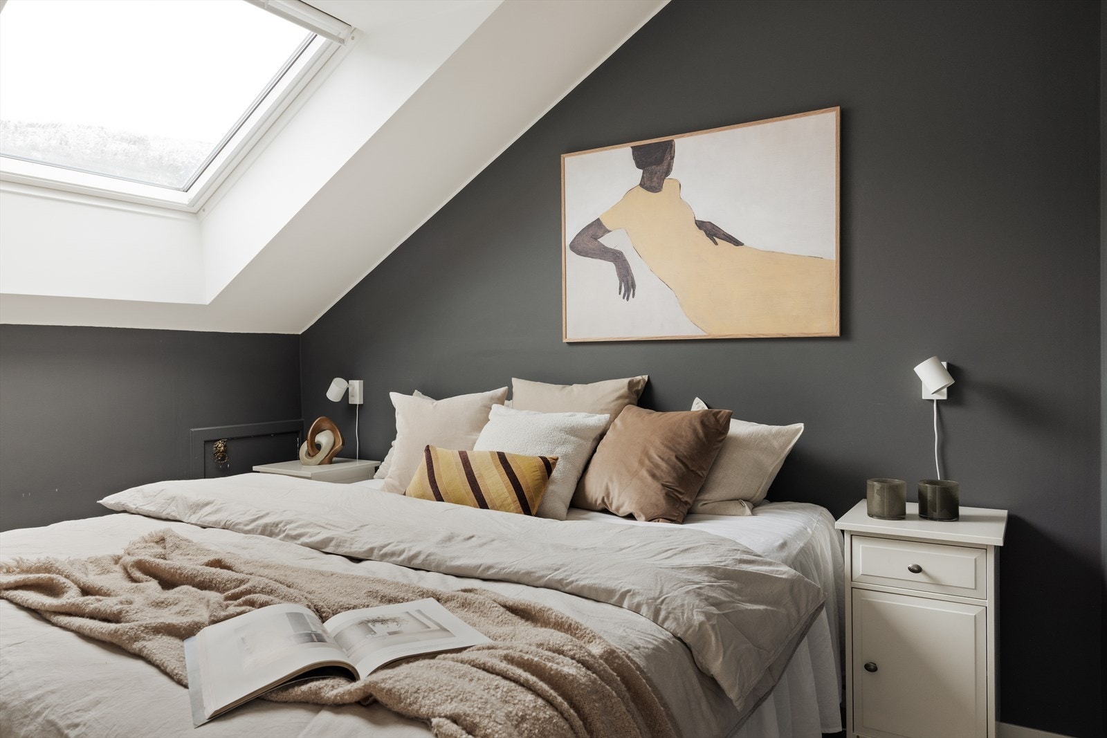 Soverommet er romslig og gir god plass til dobbeltseng og tilhørende møblement som nattbord og kommode Galleribilde