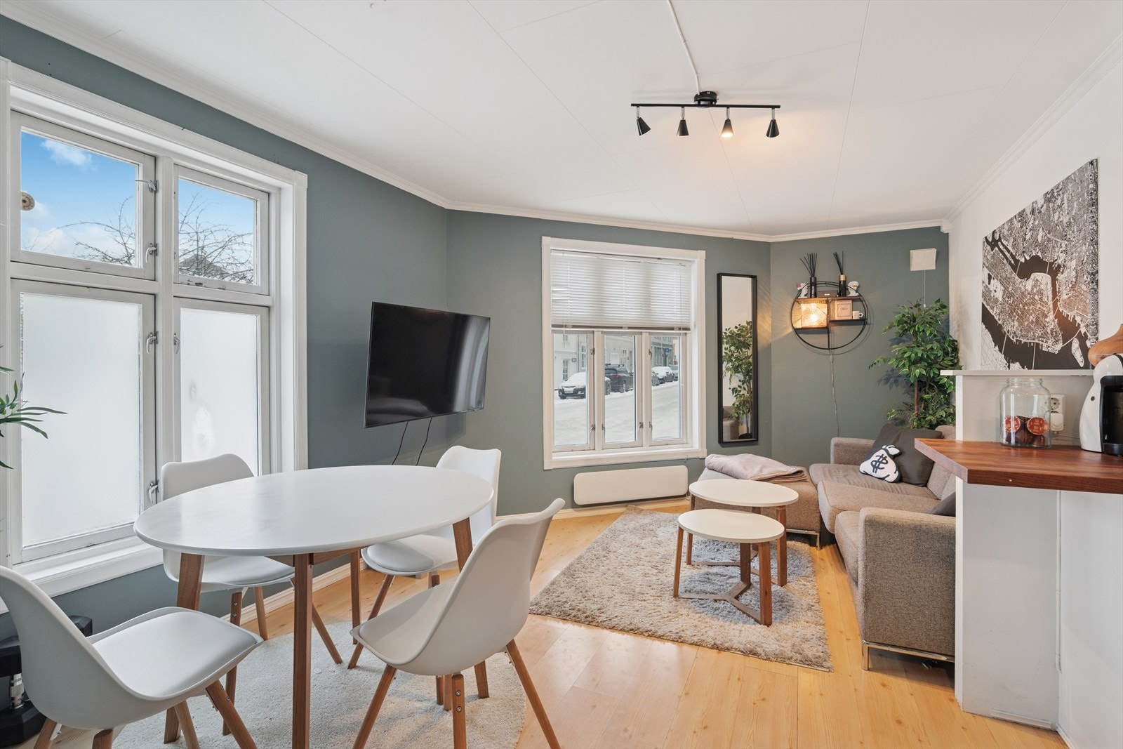 Stue med god plass til både en komfortabel sofagruppe og en spiseplass. Galleribilde