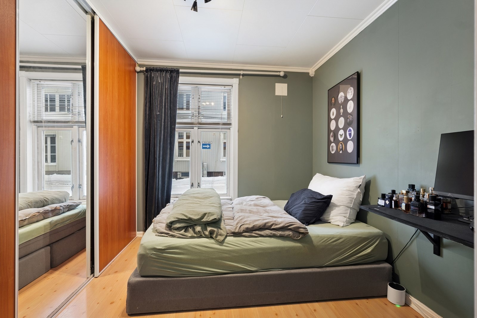 Soverom av god størrelse, med gode lysforhold og plass til ønskelig møblement. Speil-/skyvedørsgarderobe som gir både god romfølelse og smart oppbevaring på rommet. Galleribilde