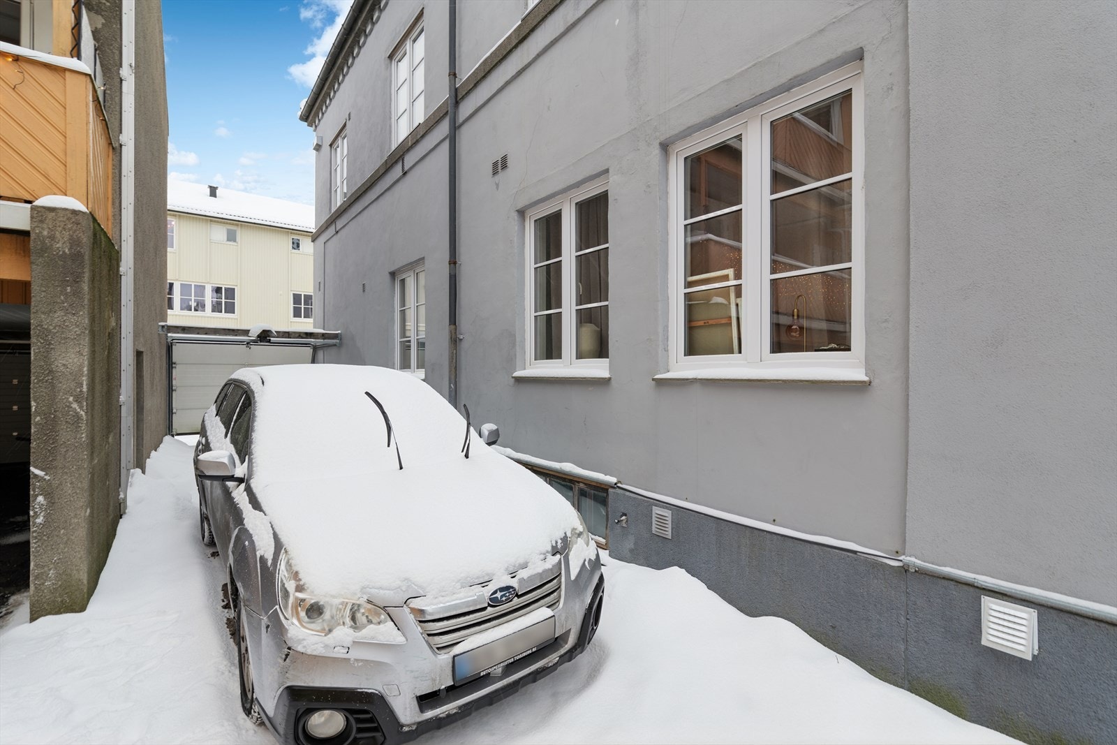 Her har du egen parkeringsplass i bakgård. Galleribilde