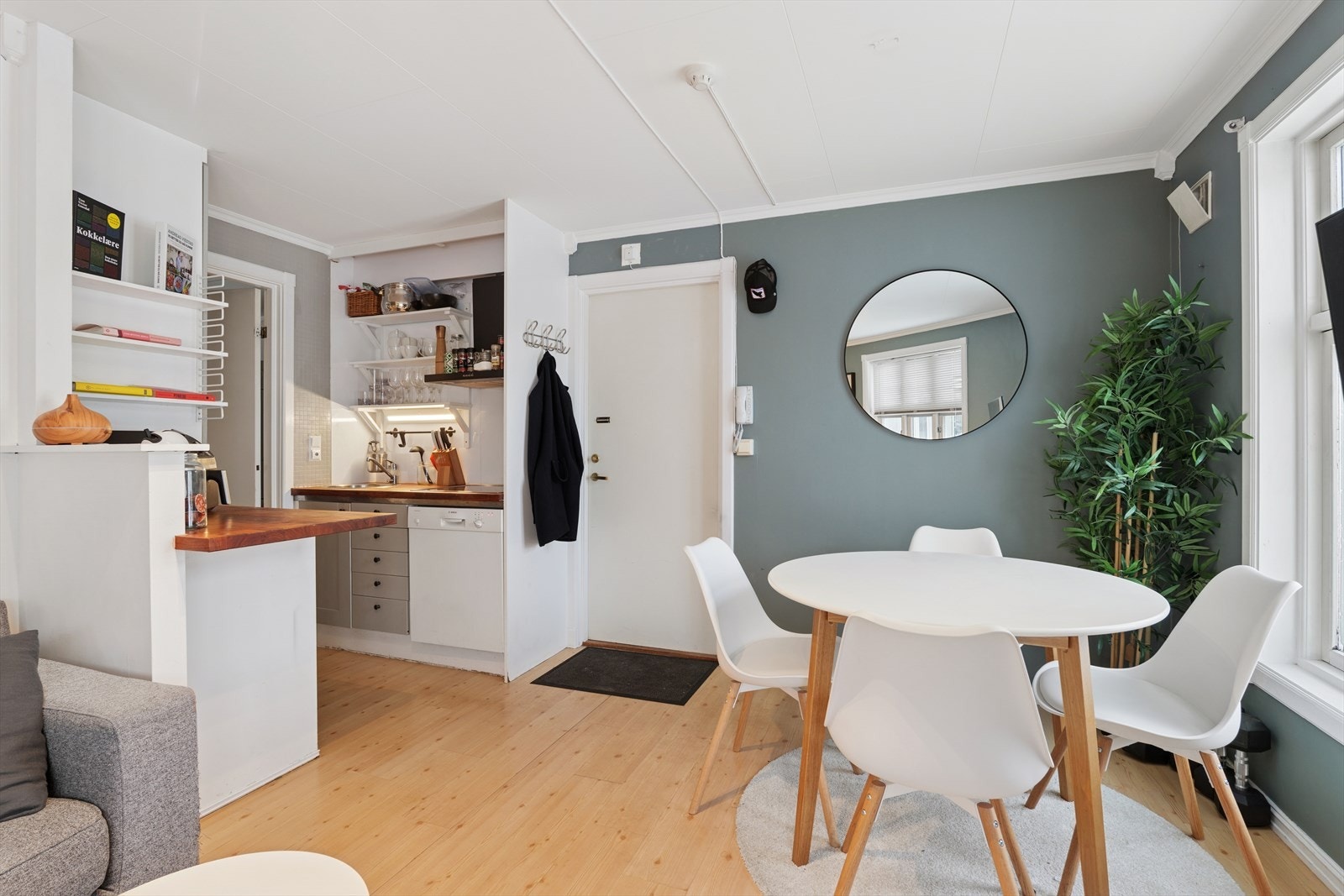 Koselig spiseplass, noe som gjør rommet perfekt for både hverdag og sosiale sammenkomster. Galleribilde