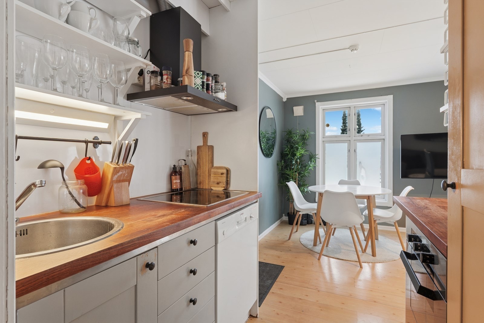 Kjøkkeninnredning i malt utførelse. Laminat benkeplate med nedfelt benkebeslag/kum. Galleribilde