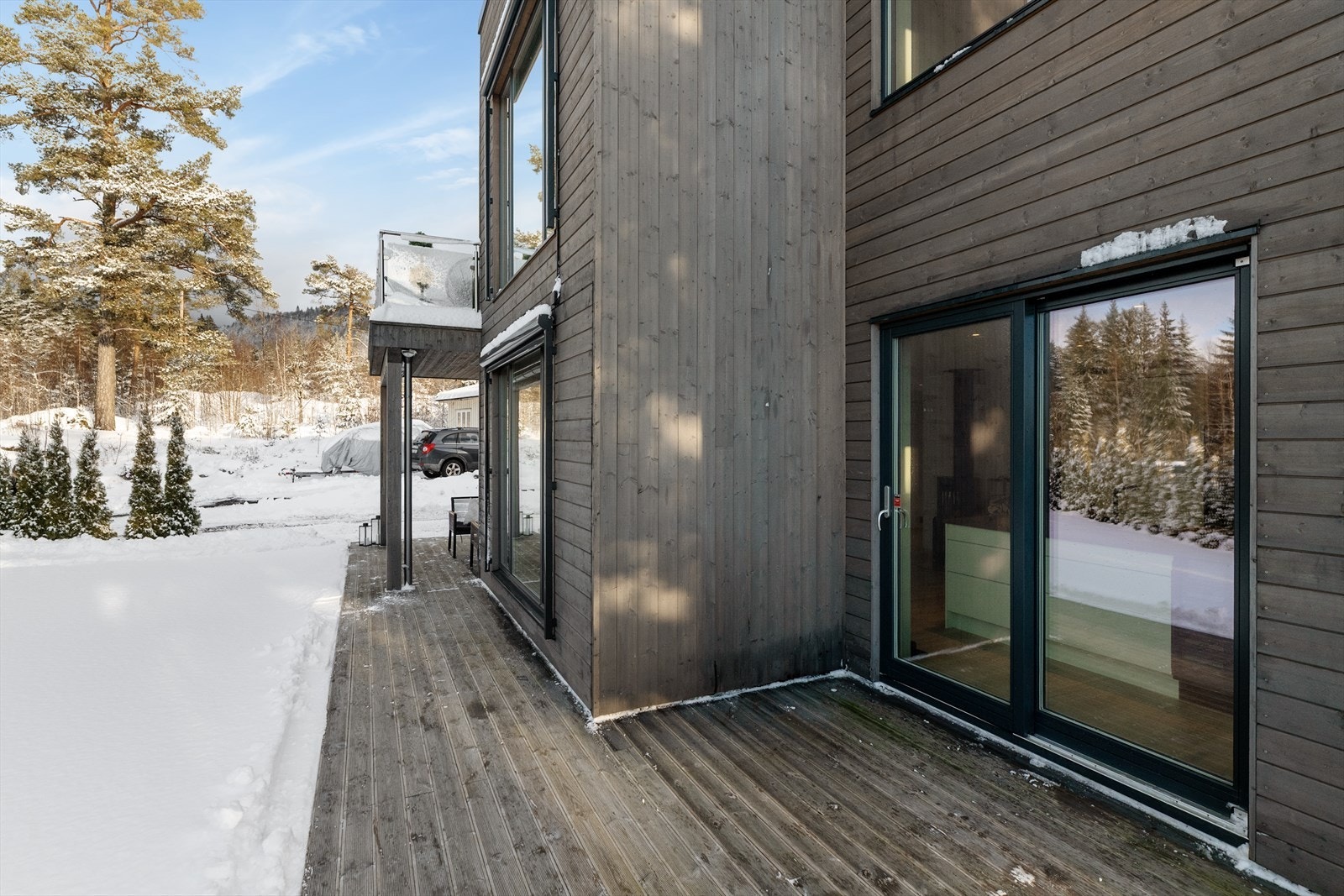 Boligen har flere hyggelige uteplasser, så her kan du møblere etter ønske! Galleribilde