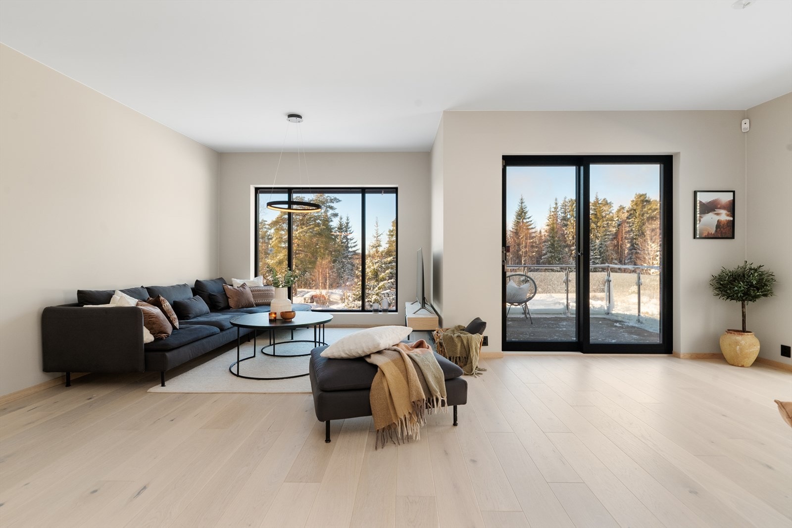 Det er også etablert stor og god stue i boligens 2. etasje med stilrene overflater, store, vestvendte vindusflater og utgang til veranda. Også her er det god plass til flere soner for møblering og stuen egner seg godt som et ekstra oppholdsrom. Galleribilde