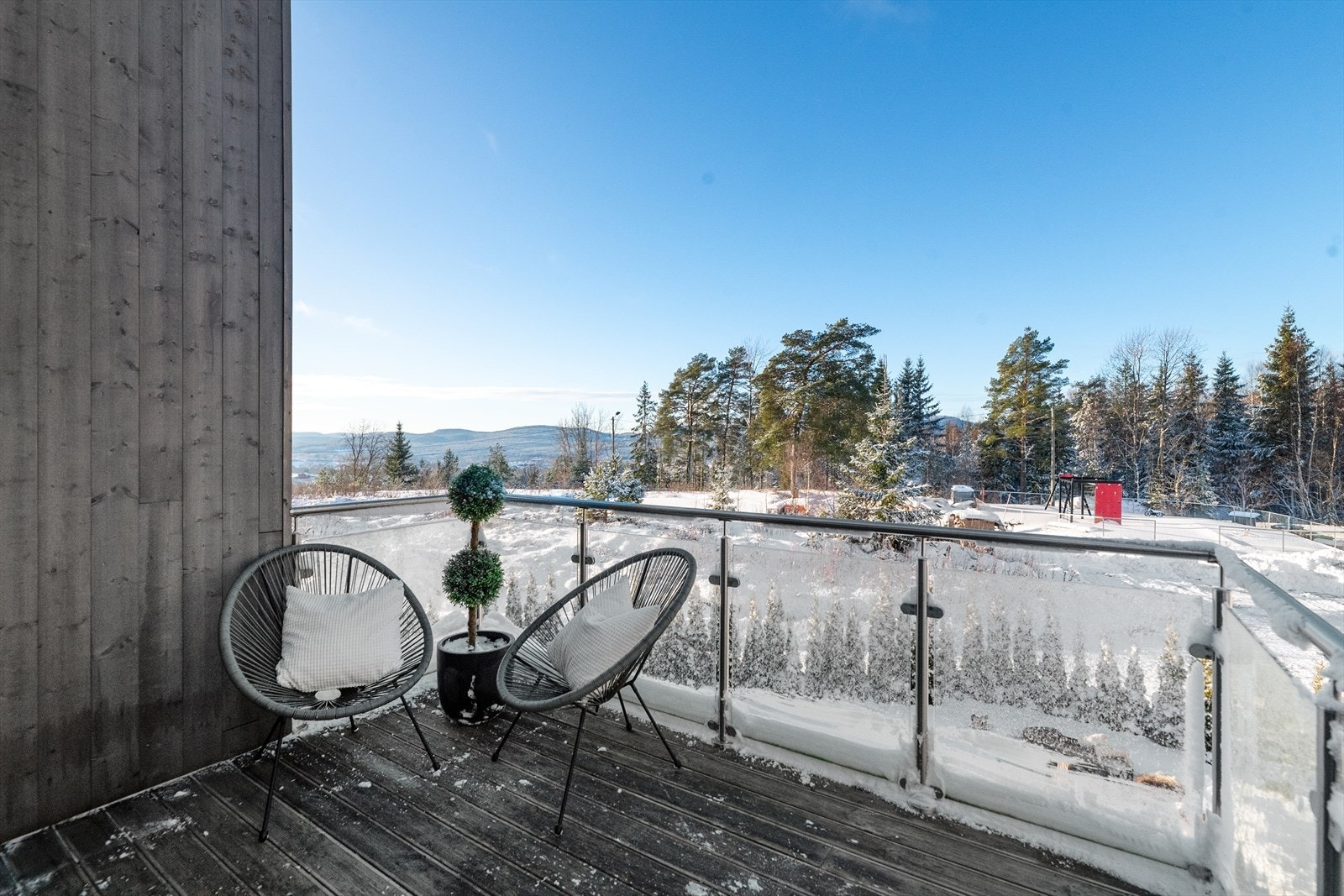 Fin uteplass med plass til utemøblement etter ønske. Her har du også nydelig utsikt utover distriktet. Må sees! Galleribilde