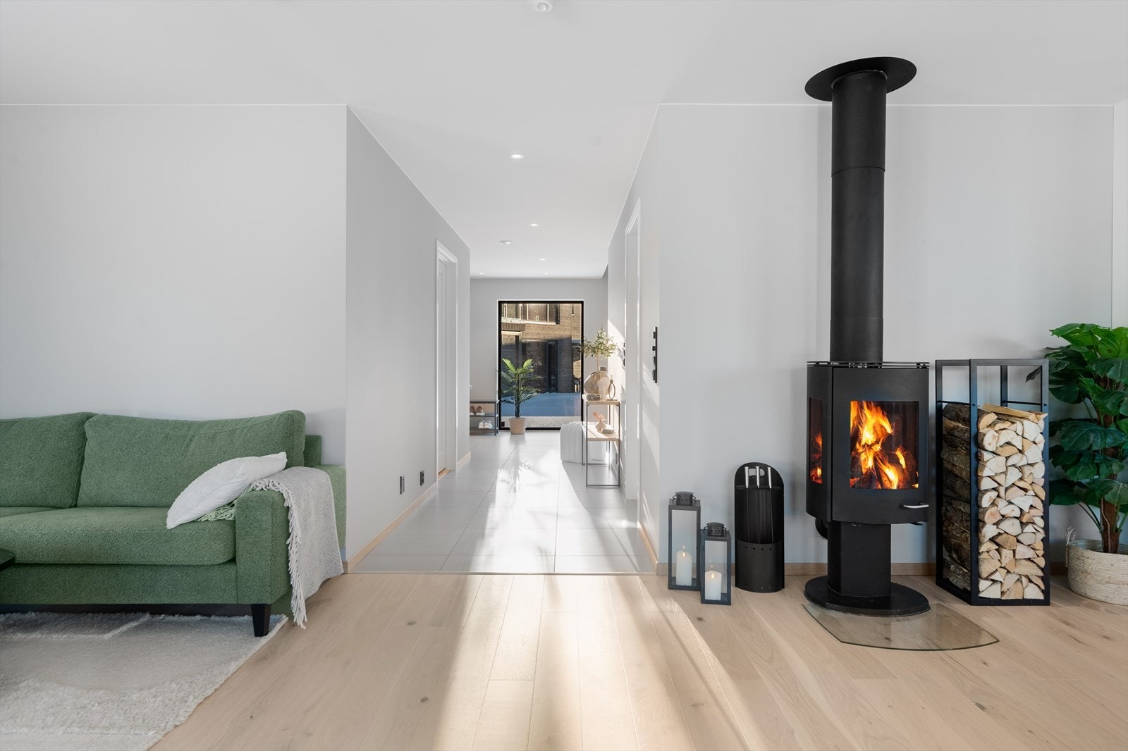 Fra stuen er det videre adkomst til bad, soverom og vaskerom/teknisk rom. Galleribilde