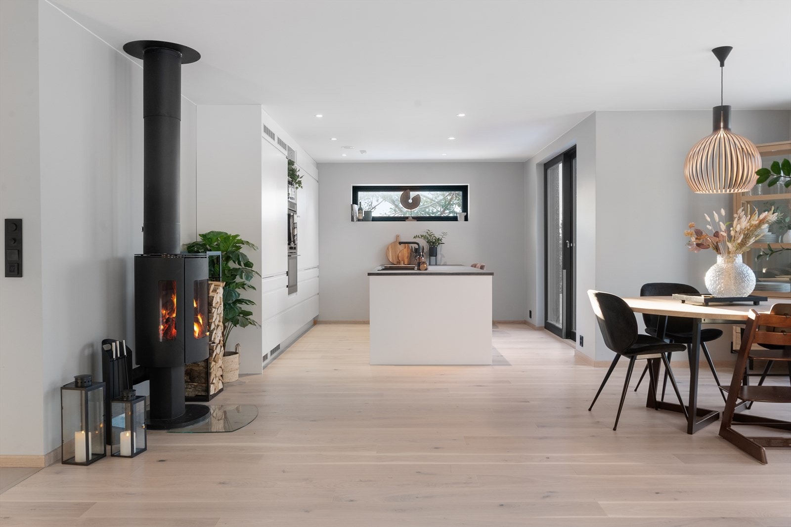 Lyse, moderne overflater også her skaper en fin helhet gjennomgående i stuen. På kjøkkendel er det også montert downlights. Fra kjøkkendel er det utgang til deilig vestvendt veranda. Verandadørene i boligen er alle heve-skyvedører. Galleribilde