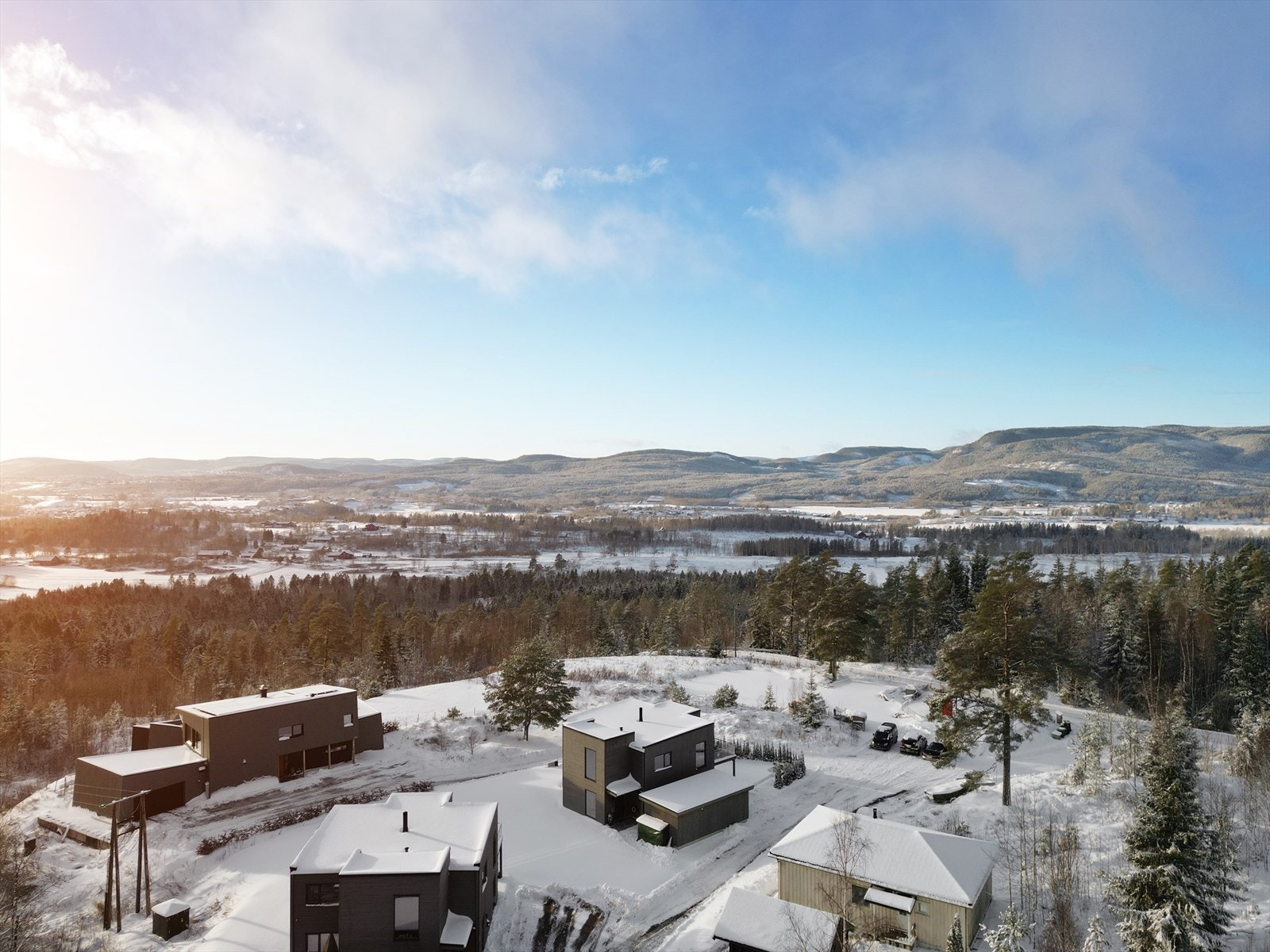 Boligområdet fremstår stille og rolig, og er omkranset av flott natur. Eiendommen ligger kun en 10 minutters kjøretur fra Skien sentrum med alle nødvendige funksjoner, og sokner til Venstøp barneskole og Gjerpen ungdomsskole. Galleribilde