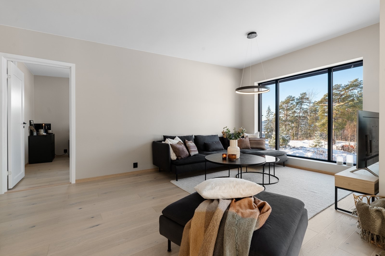 Fra stuen er det videre adkomst til ett av tre soverom oppe. Galleribilde