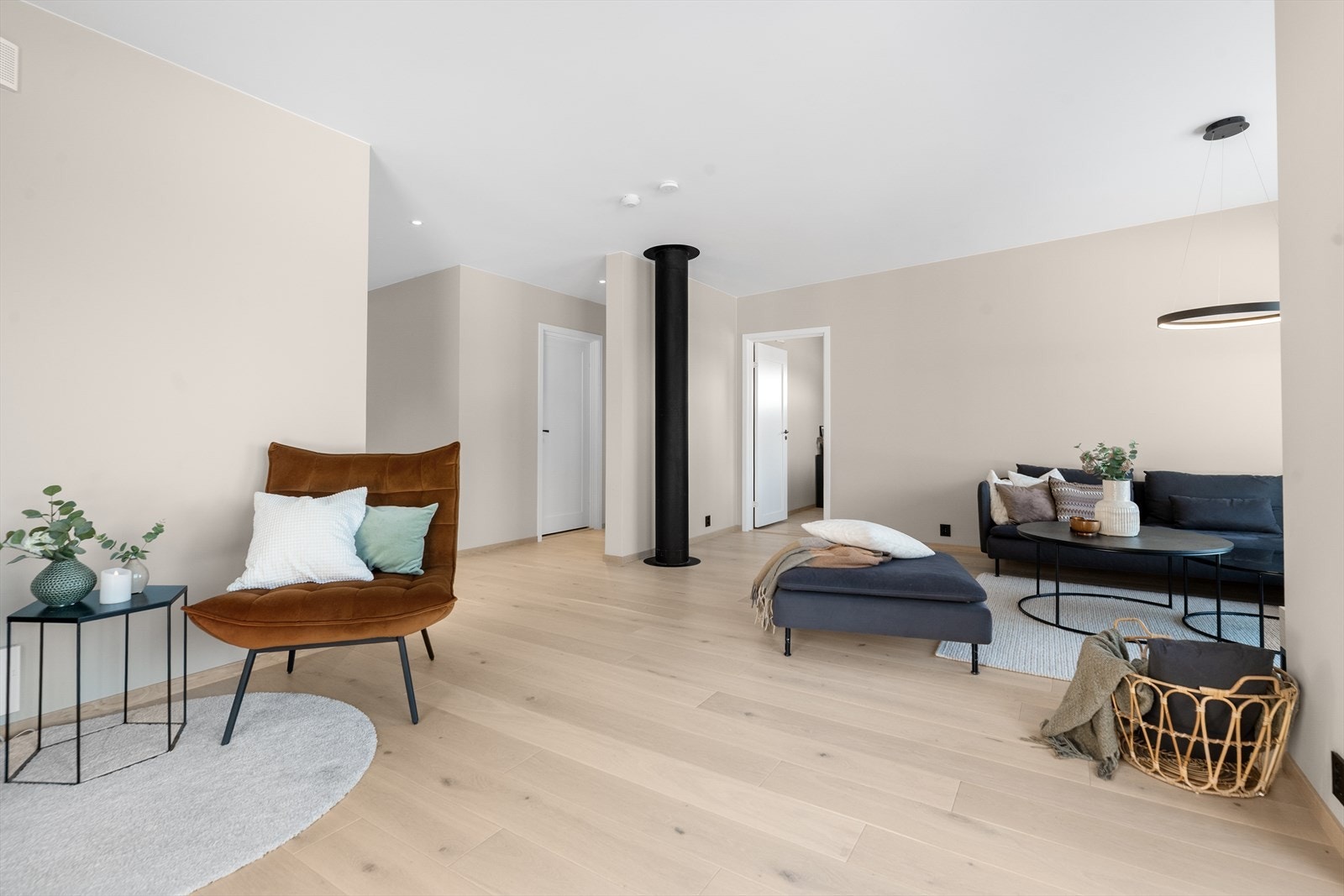 Stuen har lyse og moderne overflater, med pent gulv, slette gipsvegger i malt utførelse med listefri overgang til malte gipsplater i tak. Galleribilde