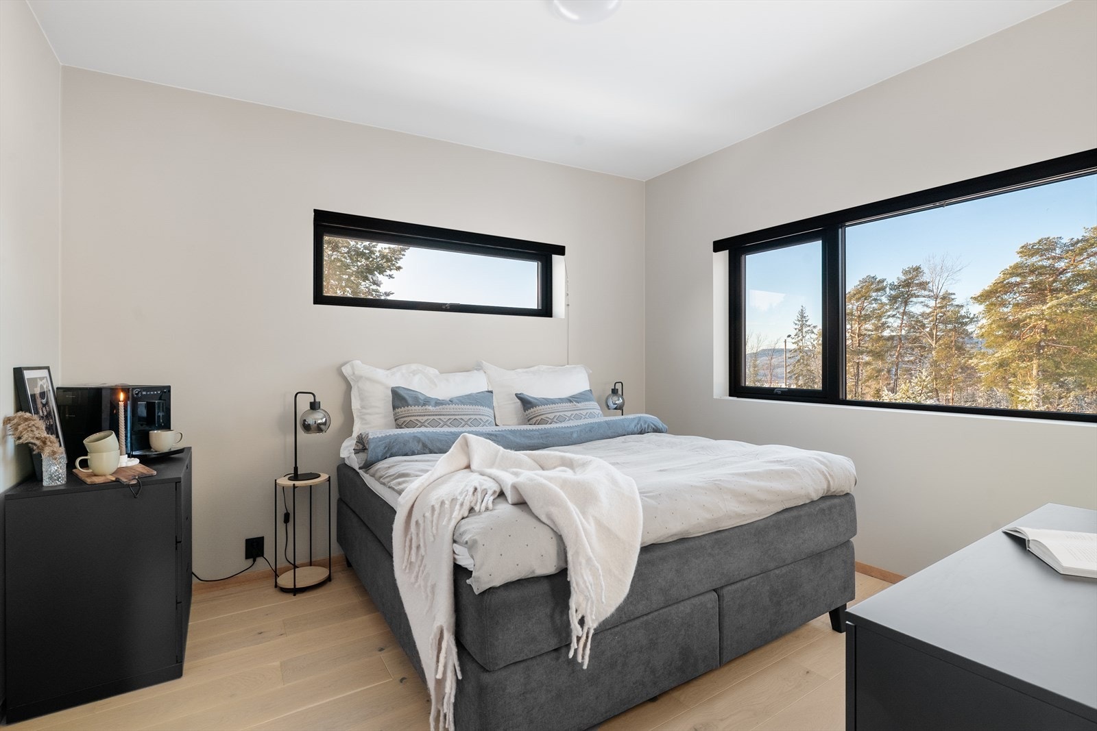 Soverommet er romslig, med store vindusflater som slipper inn godt med lys. Her er det plass til nattbord og annet møblement etter ønske. Galleribilde