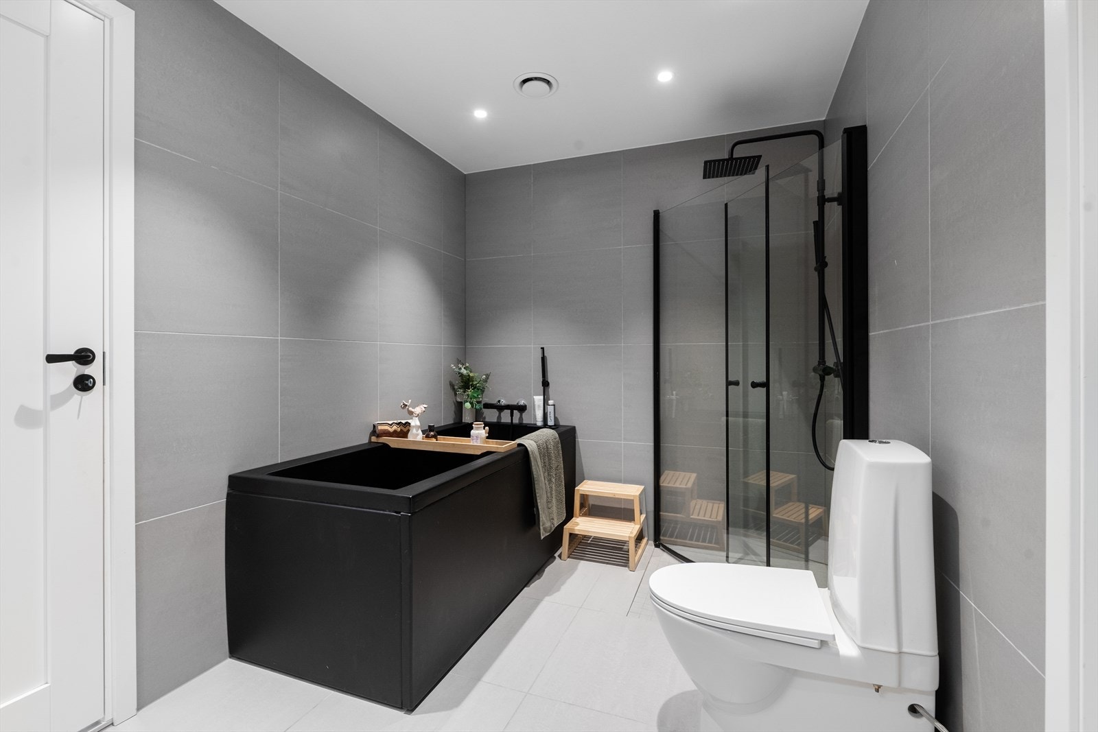 Boligen er utstyrt med to romslige, delikate baderom i lik utførelse, ett i hver av etasjene. Baderommene har varmekabler, flis på gulv og vegger samt listefri overgang til malt tak med downlights. Galleribilde