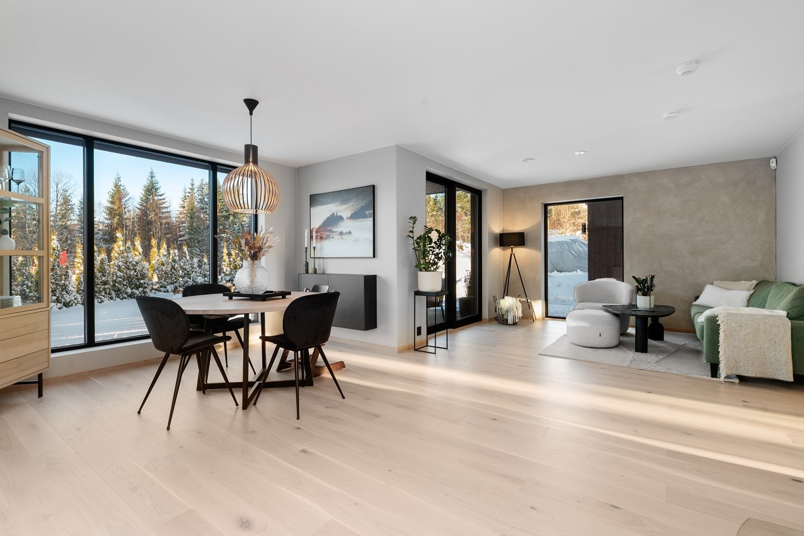 Den åpne romløsningen her skaper flere fine og definerte soner for møblering. Stuedelen rommer fint en romslig og god sofagruppe med salongbord og TV-møblement. Galleribilde