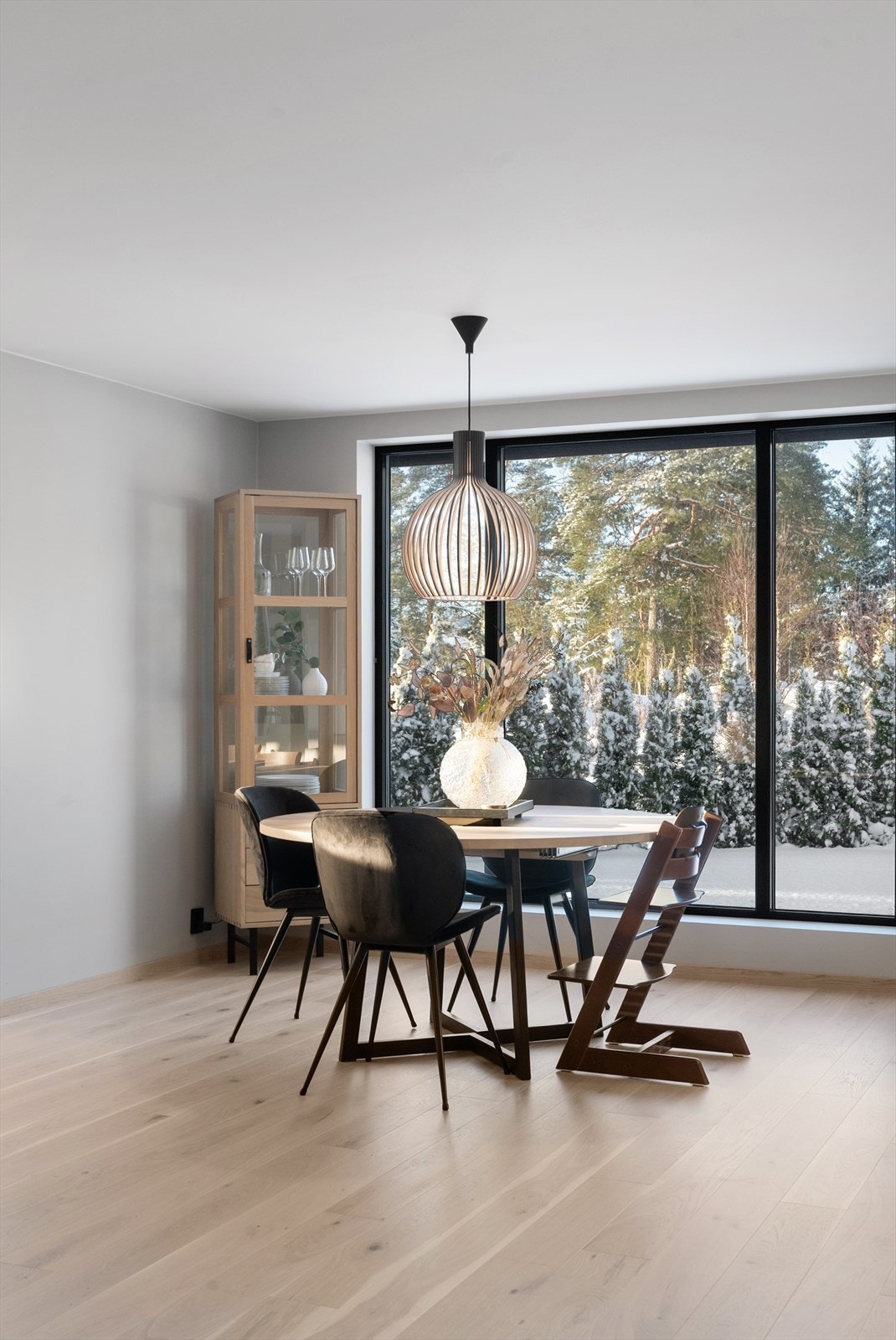 Det er avsatt plass til spisebord, noe som skaper en naturlig skille mellom stue og kjøkken. Her er det godt med plass til hele familien. Det gjøres oppmerksom på at lampen over spisebordet ikke medfølger salget. Galleribilde