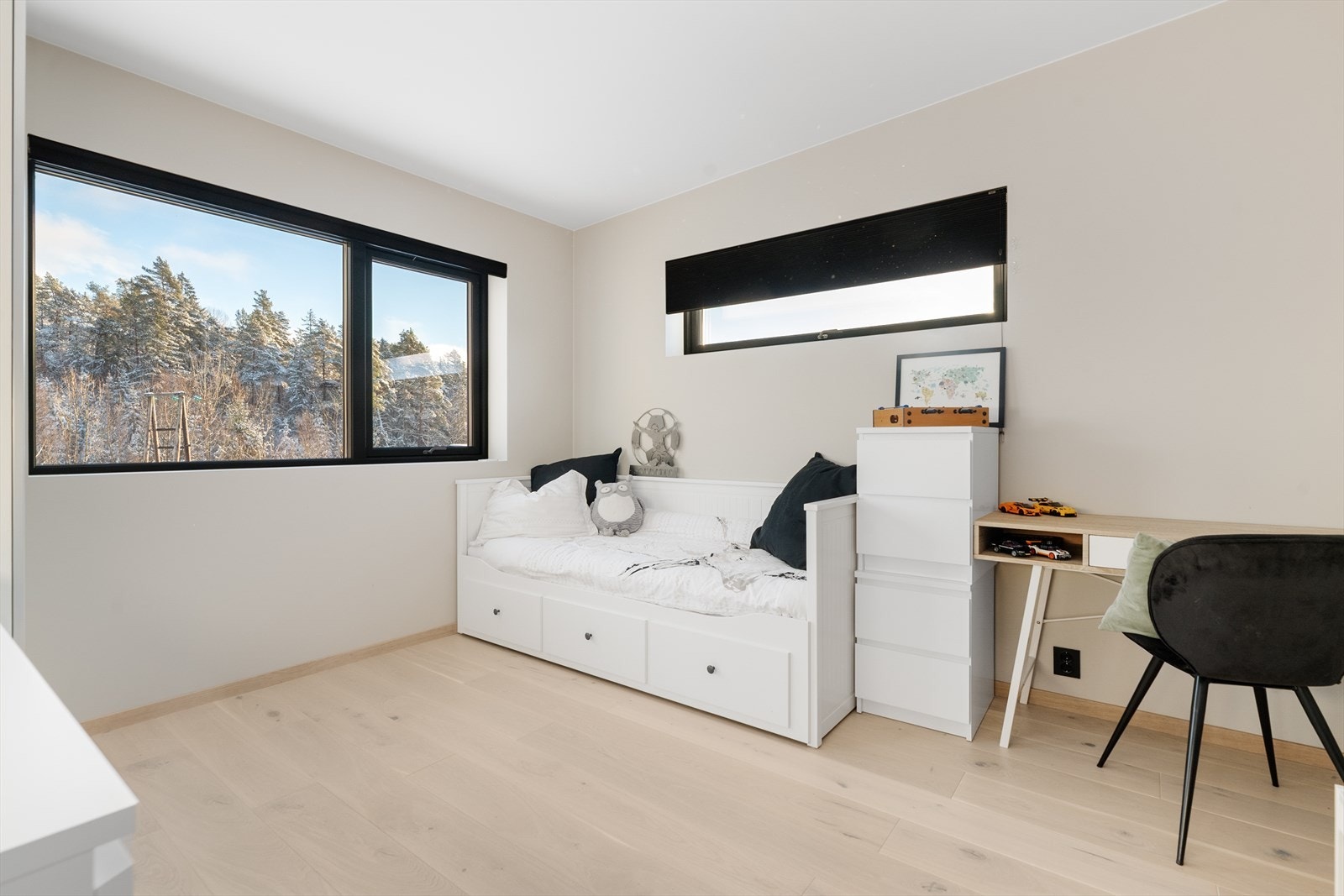 Soverom 2 i 2.etasje, også med god plass til seng og diverse oppbevaringsmøblement etter ønske. Galleribilde