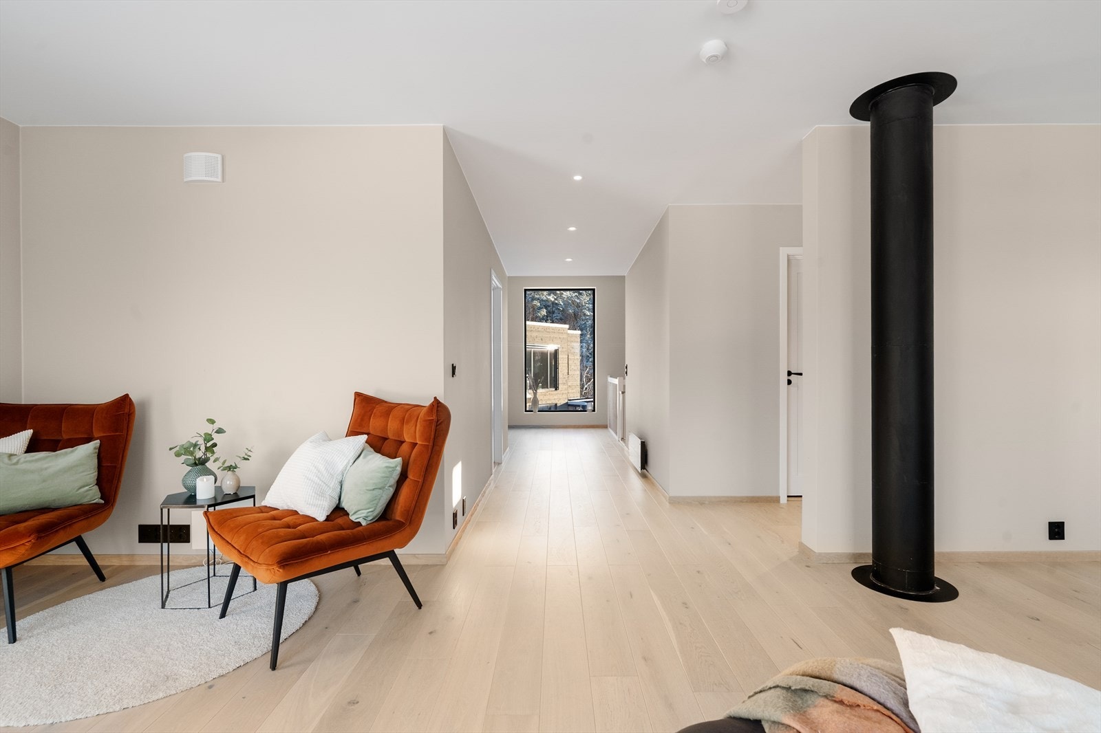 Fra stuen er det videre adkomst til ytterligere 2 soverom og bad. Galleribilde