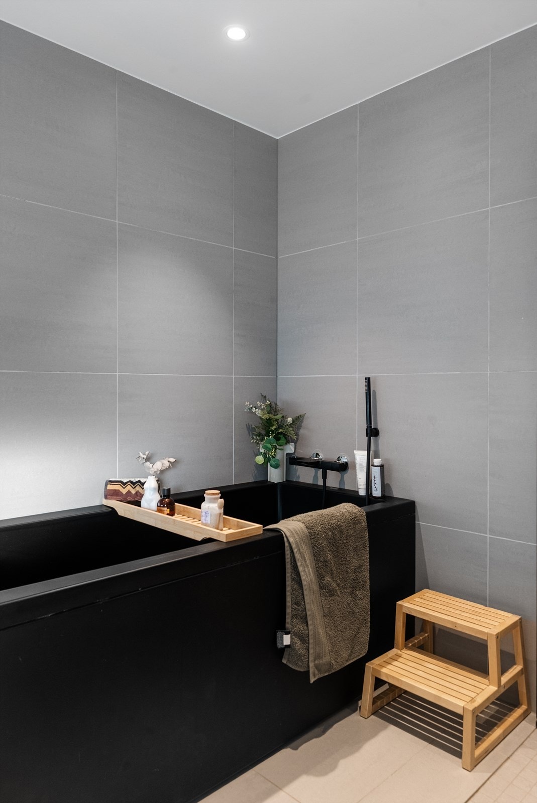 Baderom i 1. etasje har badekar, i tillegg til dusjhjørne. Galleribilde