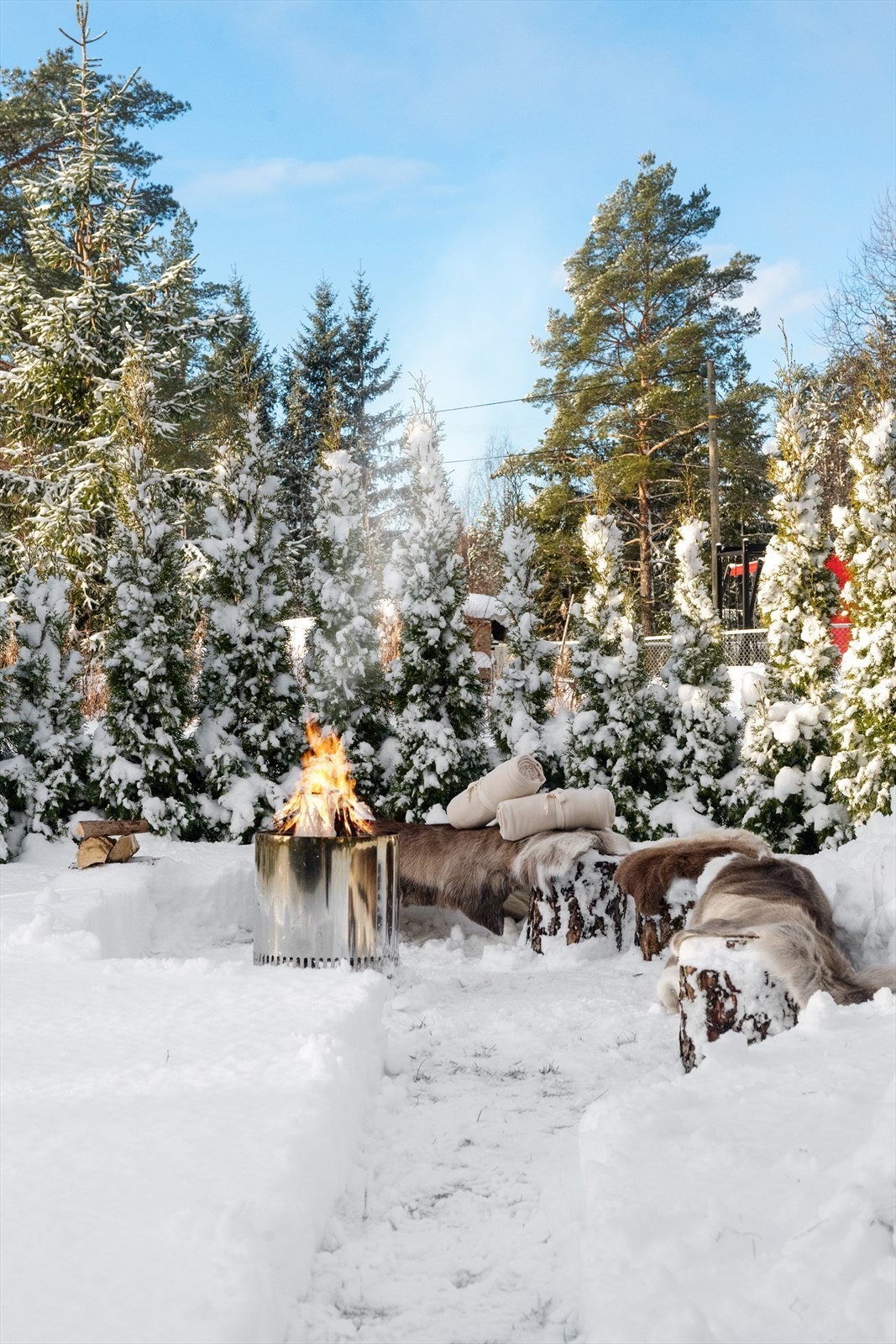 I hagen er det utrolig koselig både sommer- og vinterstid. På vinteren er det perfekt med grillplass med sittegruppe. Bare se her! Galleribilde