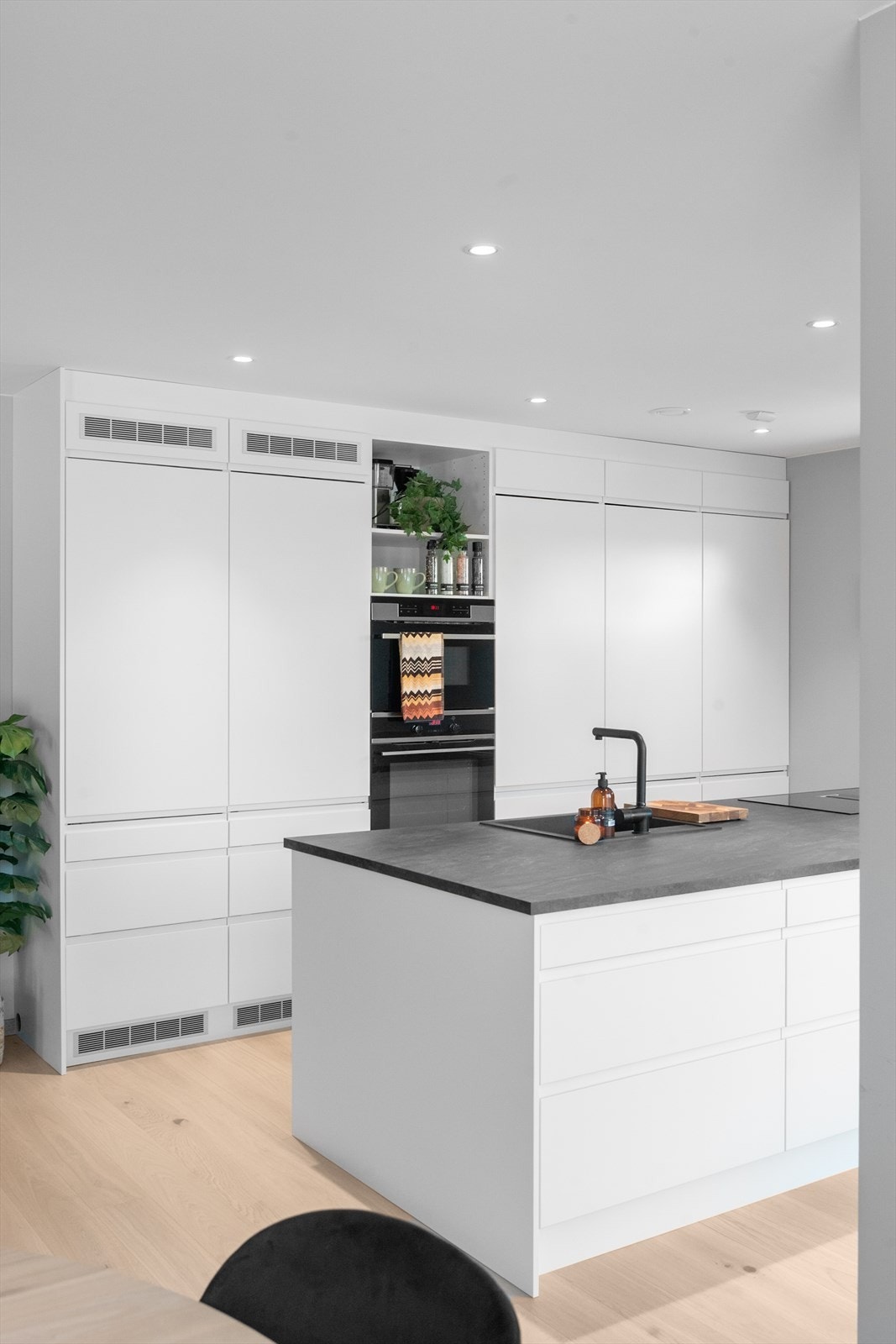 Kjøkkenet har gode arbeidsflater, nedfelt platetopp og oppvaskkum i med ett-greps blandebatteri. Kjøkkenet er for øvrig utstyrt med integrert stekeovn, kombiovn og integrert kjøl-/frys i høyskap. Galleribilde