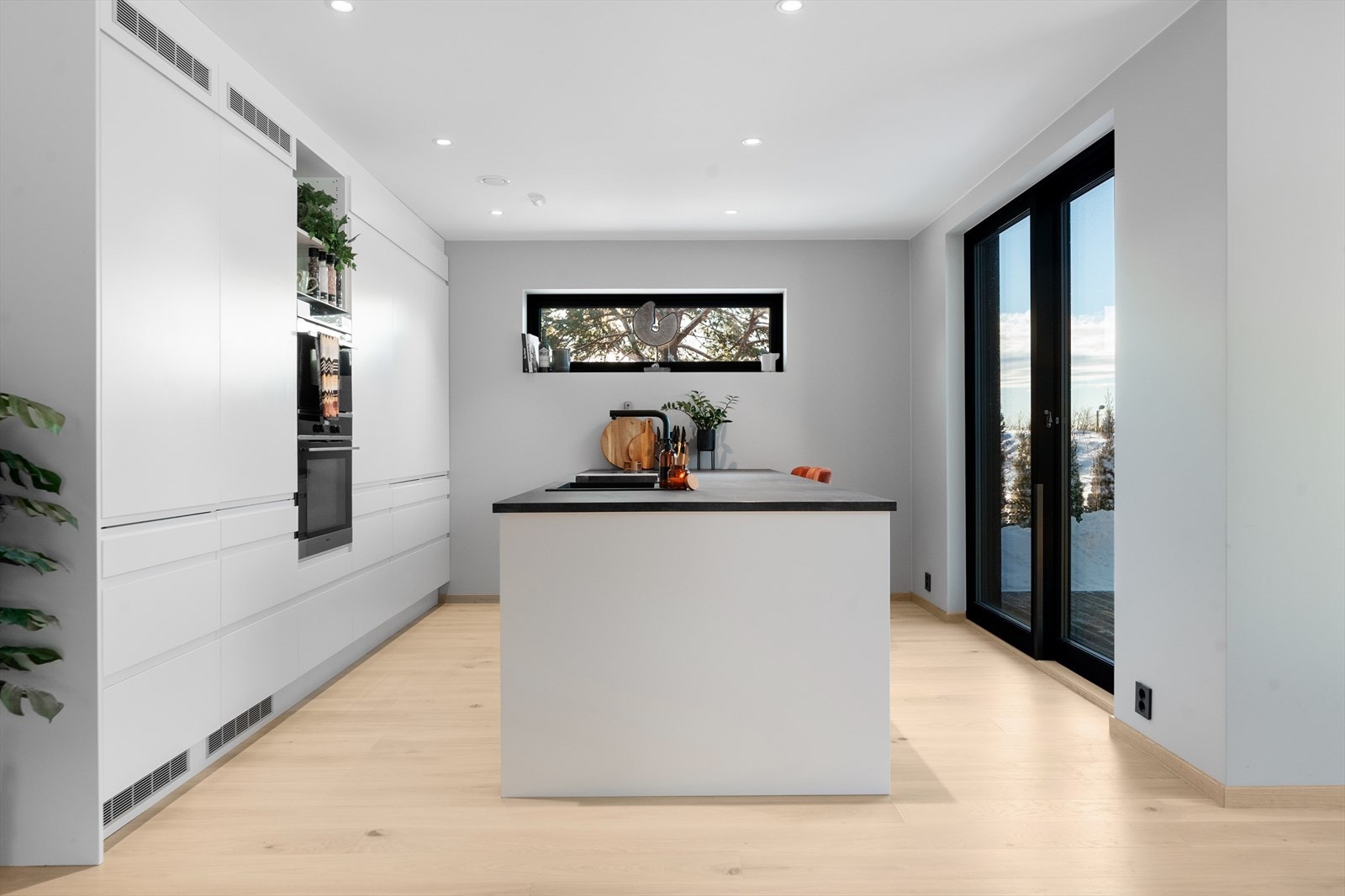 Kjøkkenet er levert av systemkjøkken, og er tidsriktig og moderne med pen utførelse. Benkeplate i laminat. Galleribilde