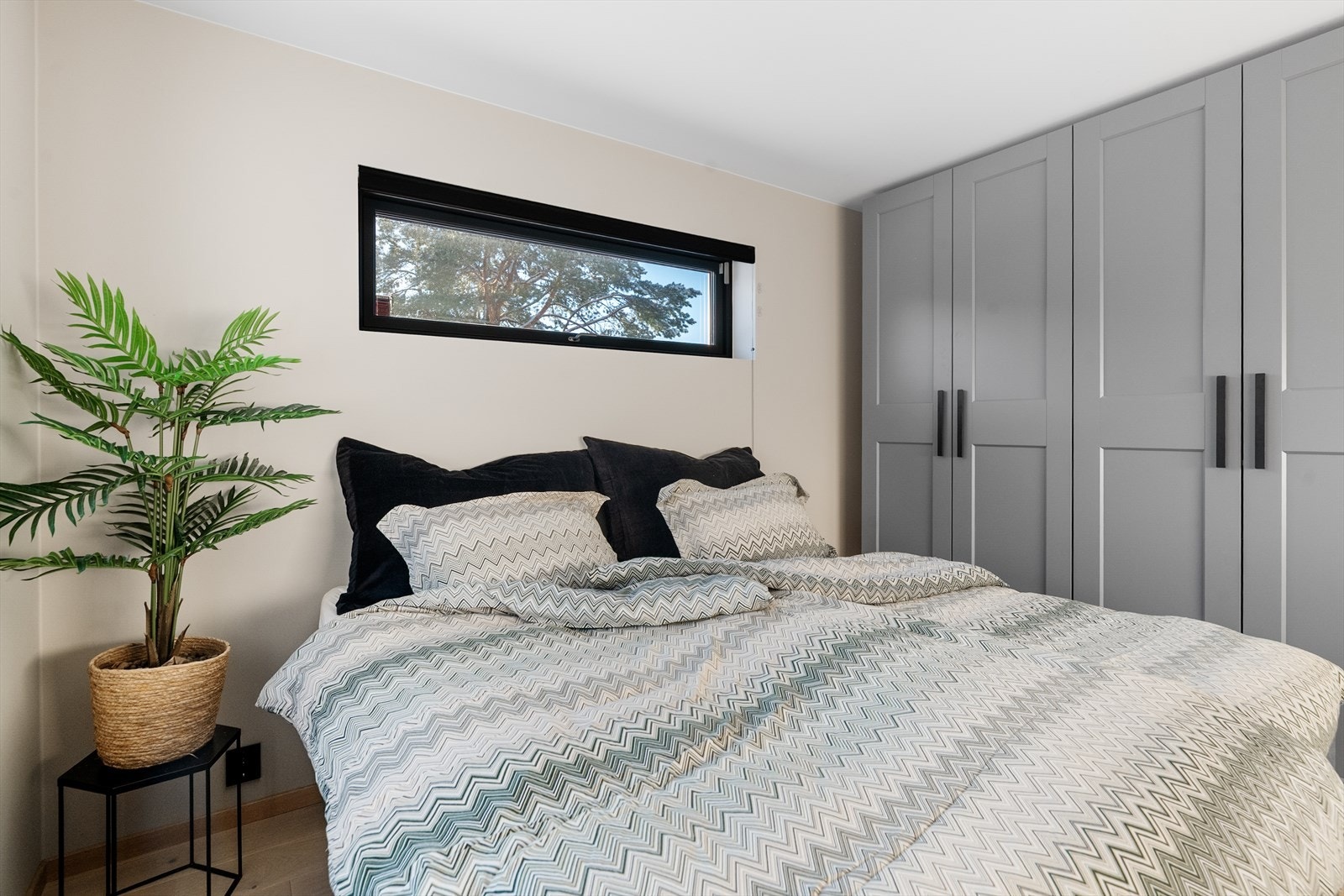 Soverommet i 1.etasje har god plass til dobbeltseng, nattbord og oppbevaringsmøblement. Her er det også montert stort garderobeskap til klesbeholdningen. Galleribilde