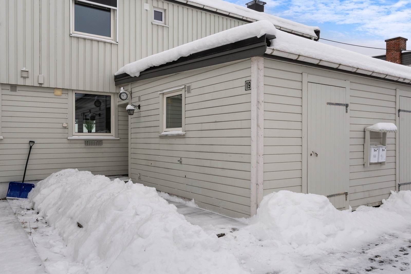 Ved inngangen er det en praktisk utebod på ca 5 m2. Praktisk for å sette fra seg snøskuffe og sykler om det trengs! Galleribilde