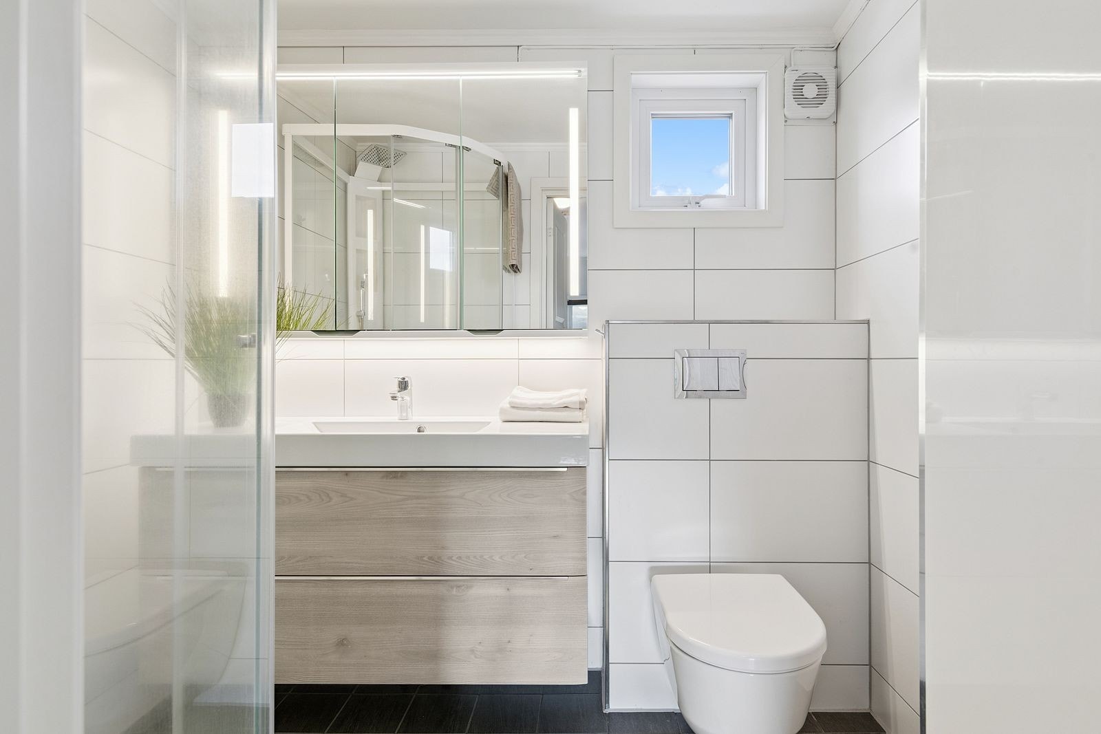 Badet er fra 2018 og er utrolig godt vedlikeholdt! Her er for øvrig det eneste vinduet i 2. etasje som ikke har screens! Galleribilde